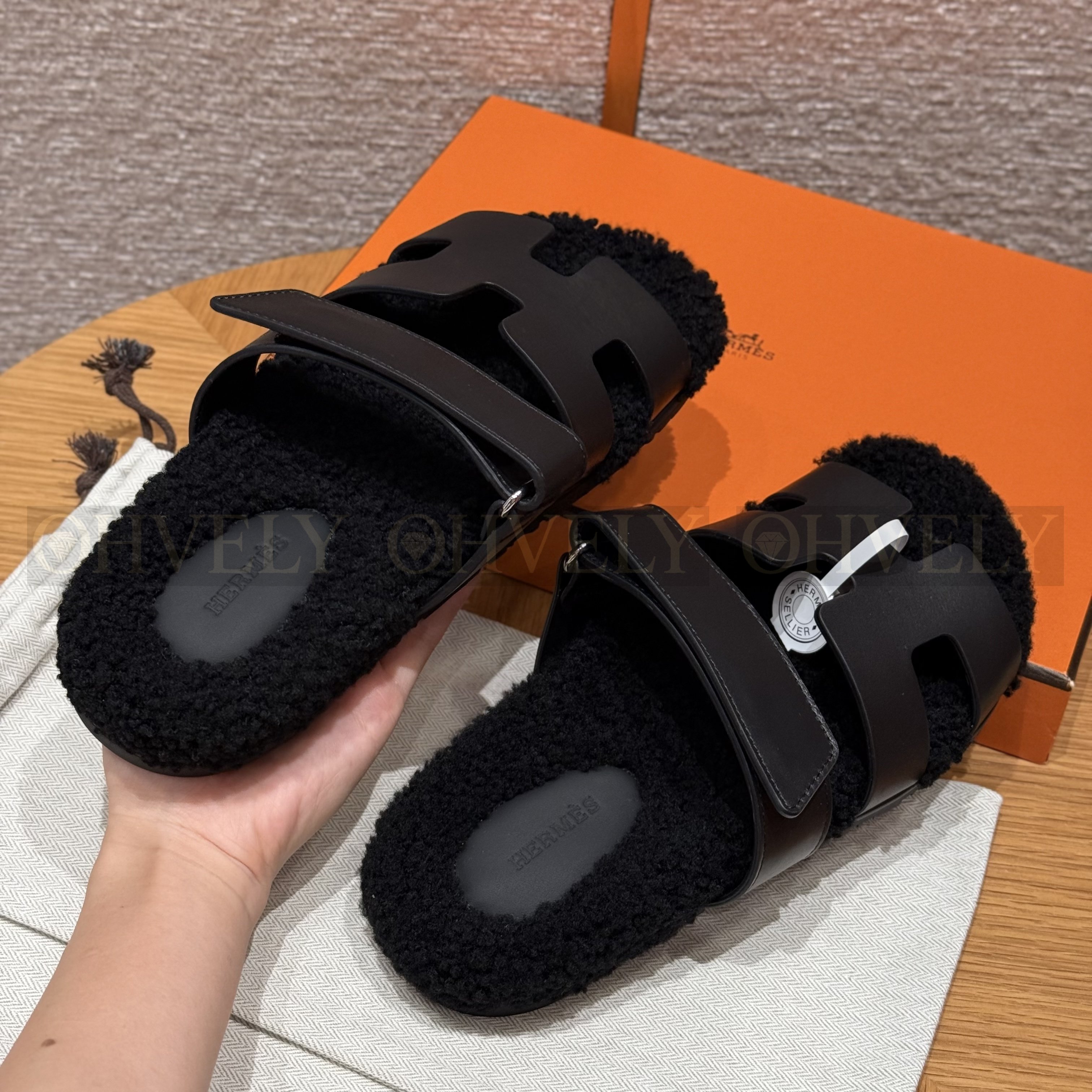 HERMÈS 에르메스 치프레 샌들 카프스킨 & 시어링 (black) 상품 썸네일