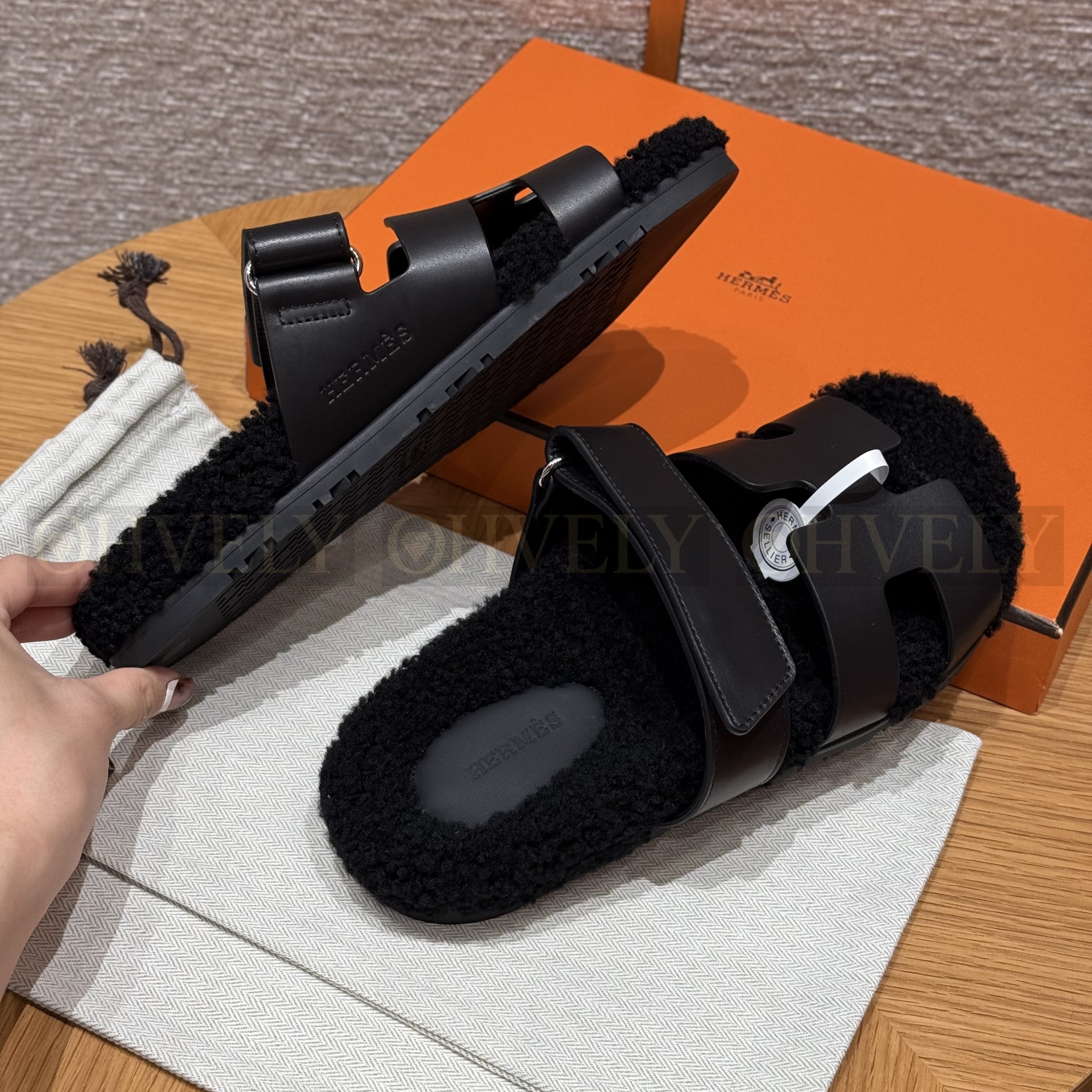 HERMÈS 에르메스 치프레 샌들 카프스킨 & 시어링 (black) 상품 썸네일