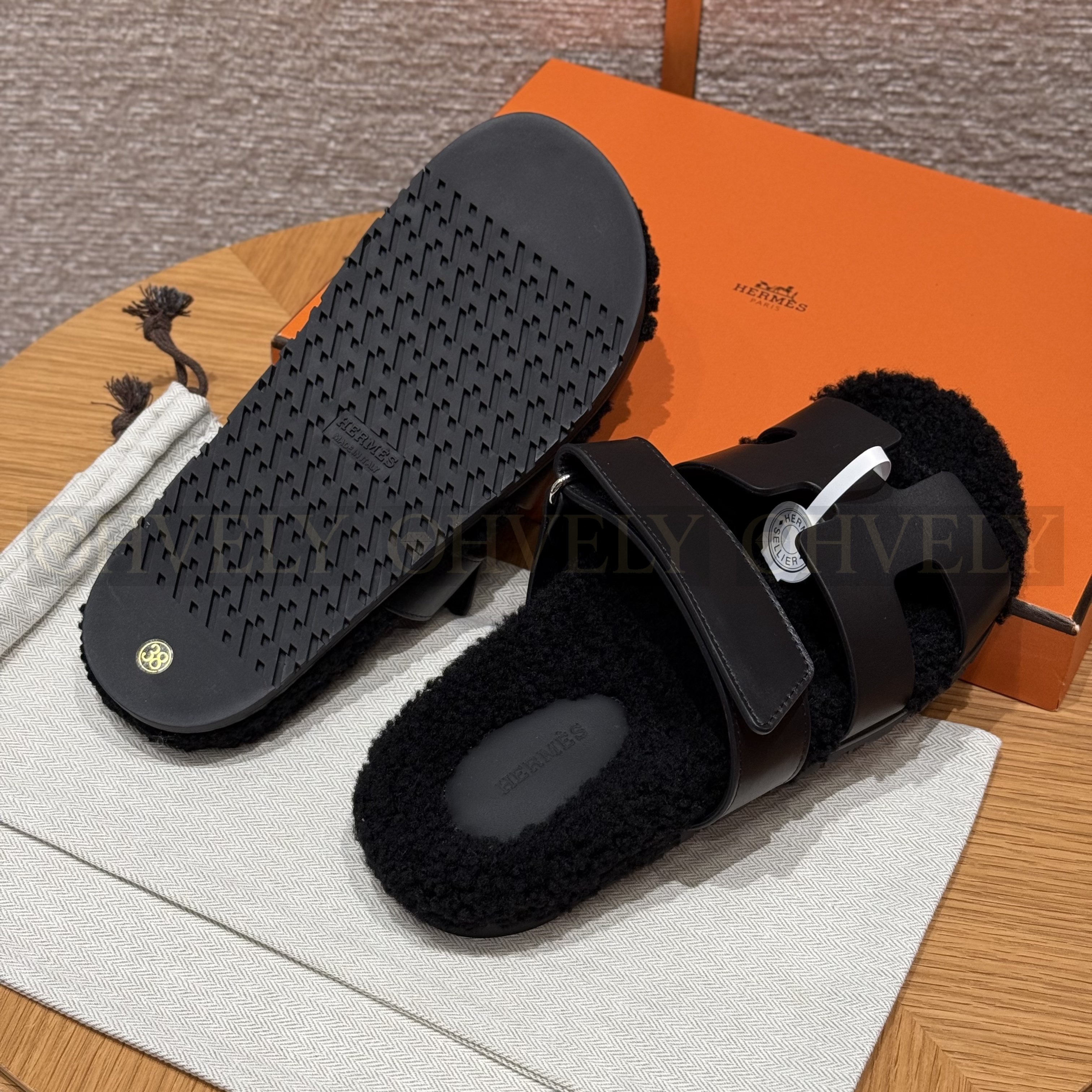 HERMÈS 에르메스 치프레 샌들 카프스킨 & 시어링 (black) 상품 썸네일