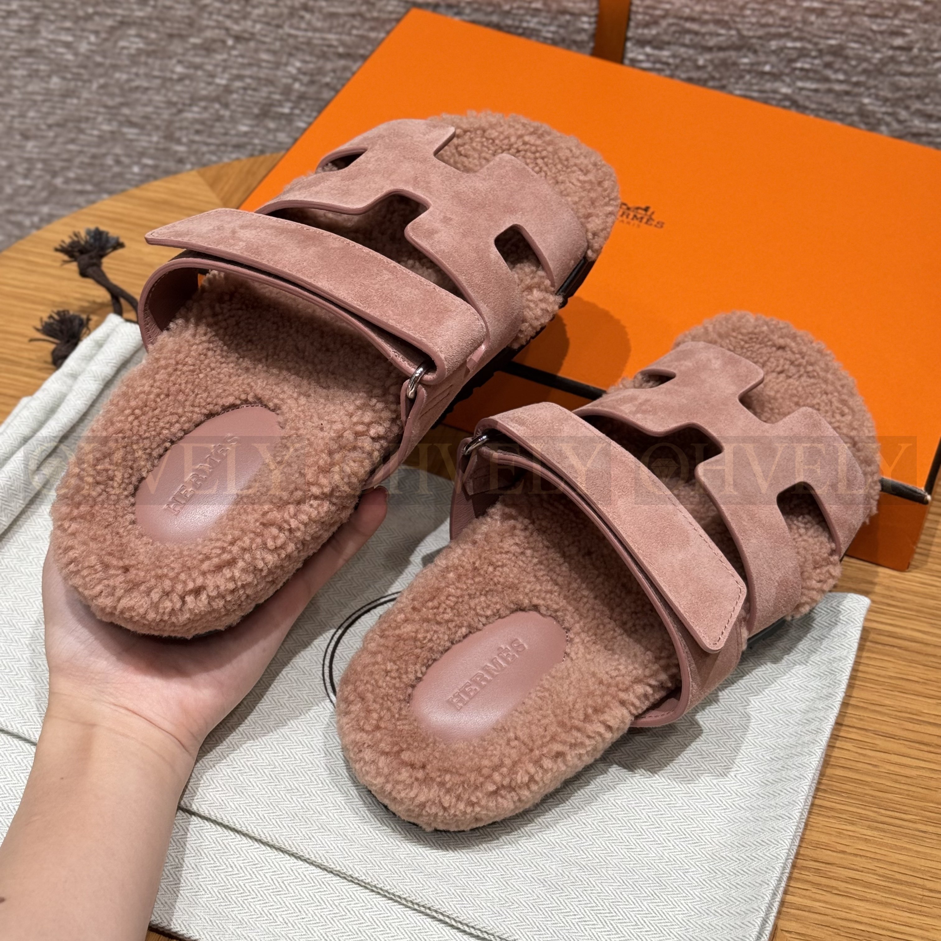 HERMÈS 에르메스 치프레 샌들 카프스킨 & 시어링 (Nude pink) 상품 썸네일