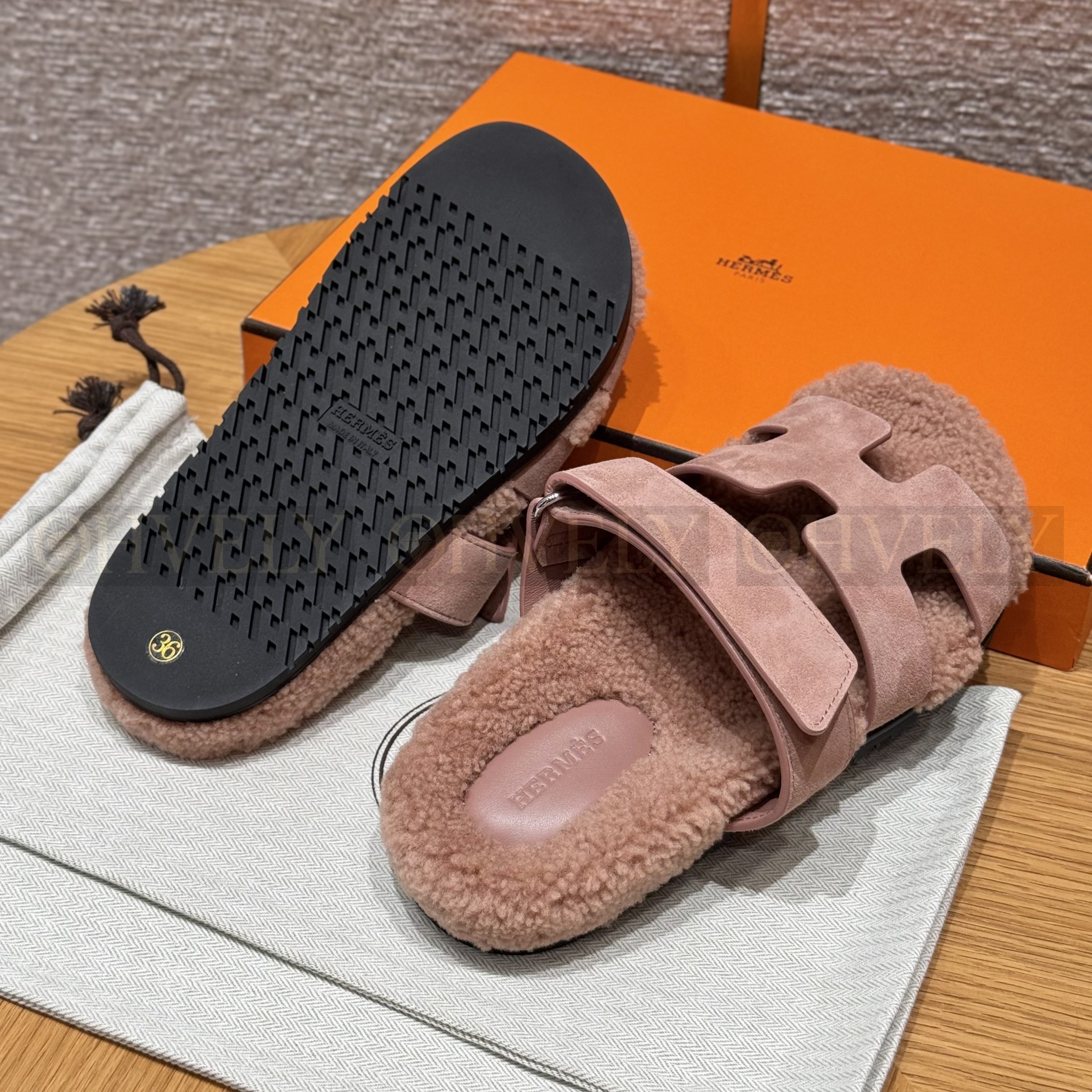 HERMÈS 에르메스 치프레 샌들 카프스킨 & 시어링 (Nude pink) 상품 썸네일
