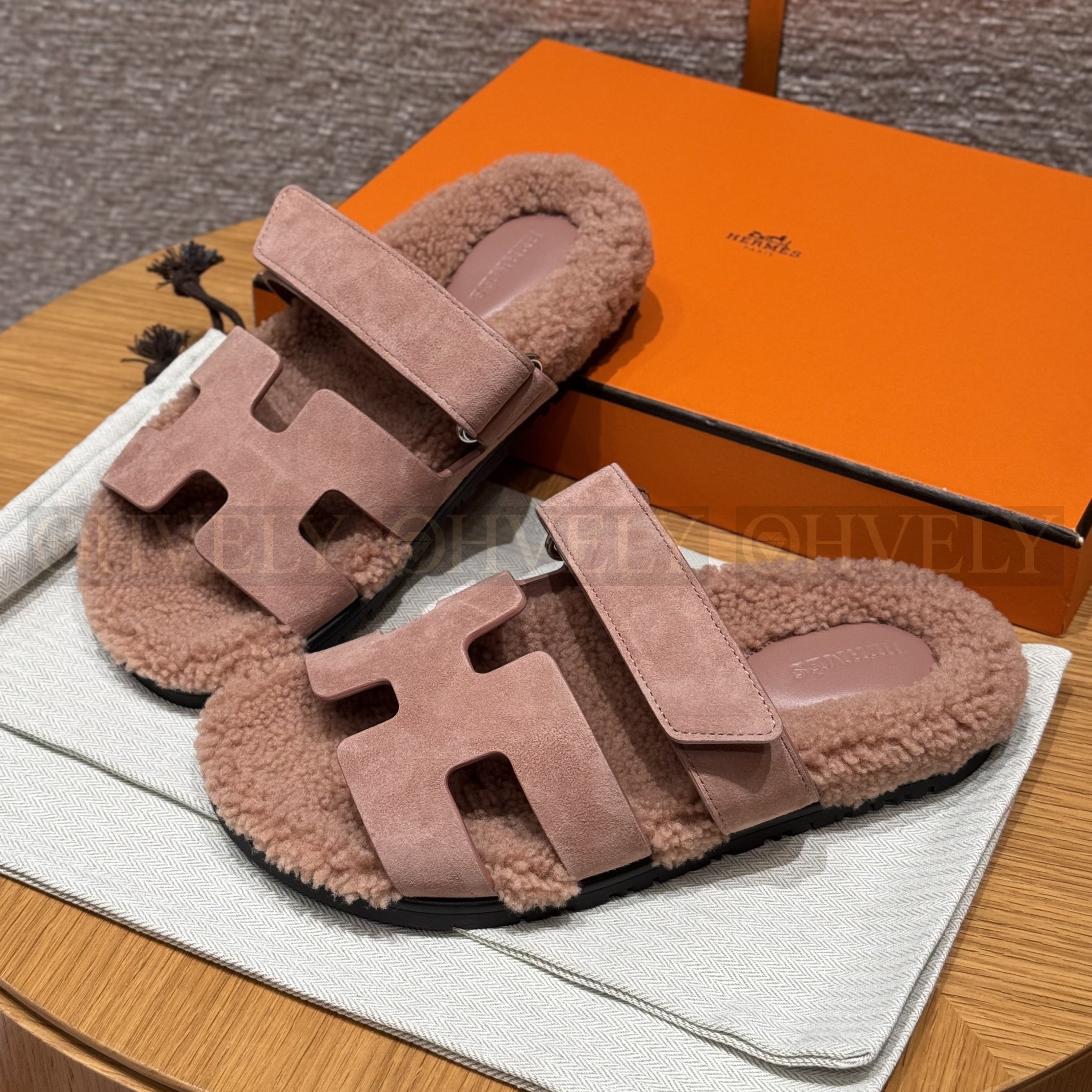 HERMÈS 에르메스 치프레 샌들 카프스킨 & 시어링 (Nude pink) 상품 썸네일