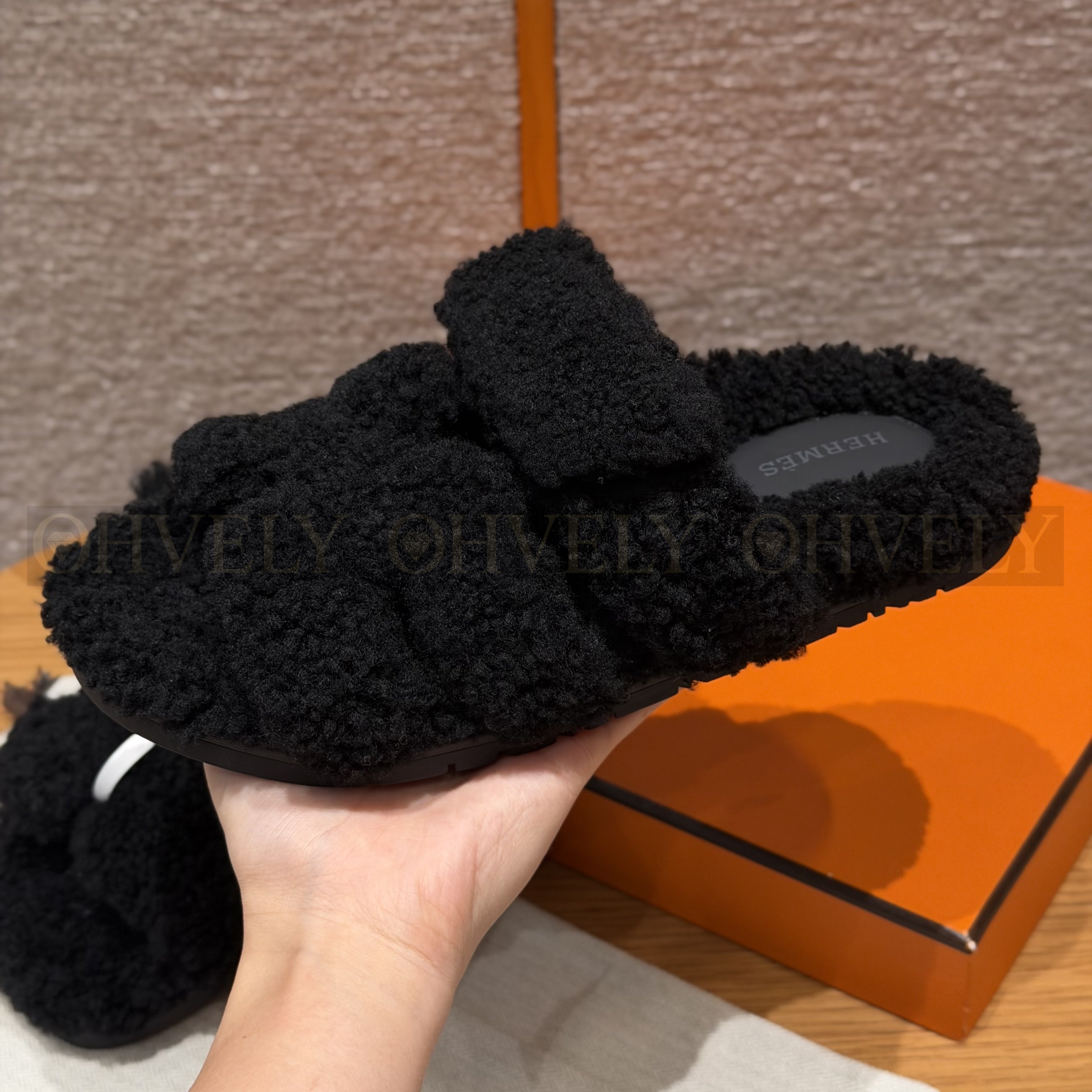 HERMÈS 에르메스 치프레 샌들 카프스킨 & 시어링 (Black) 상품 썸네일
