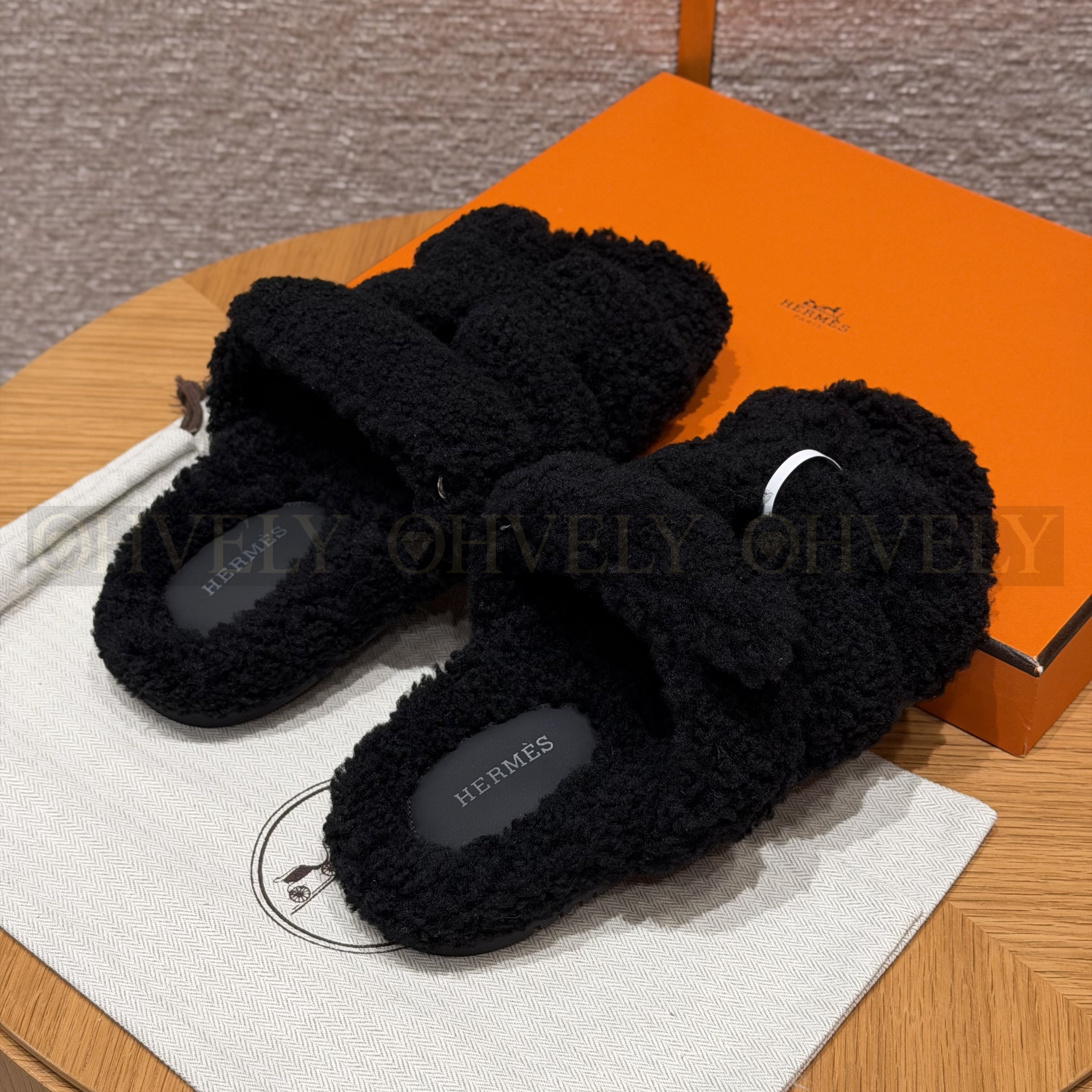 HERMÈS 에르메스 치프레 샌들 카프스킨 & 시어링 (Black) 상품 썸네일