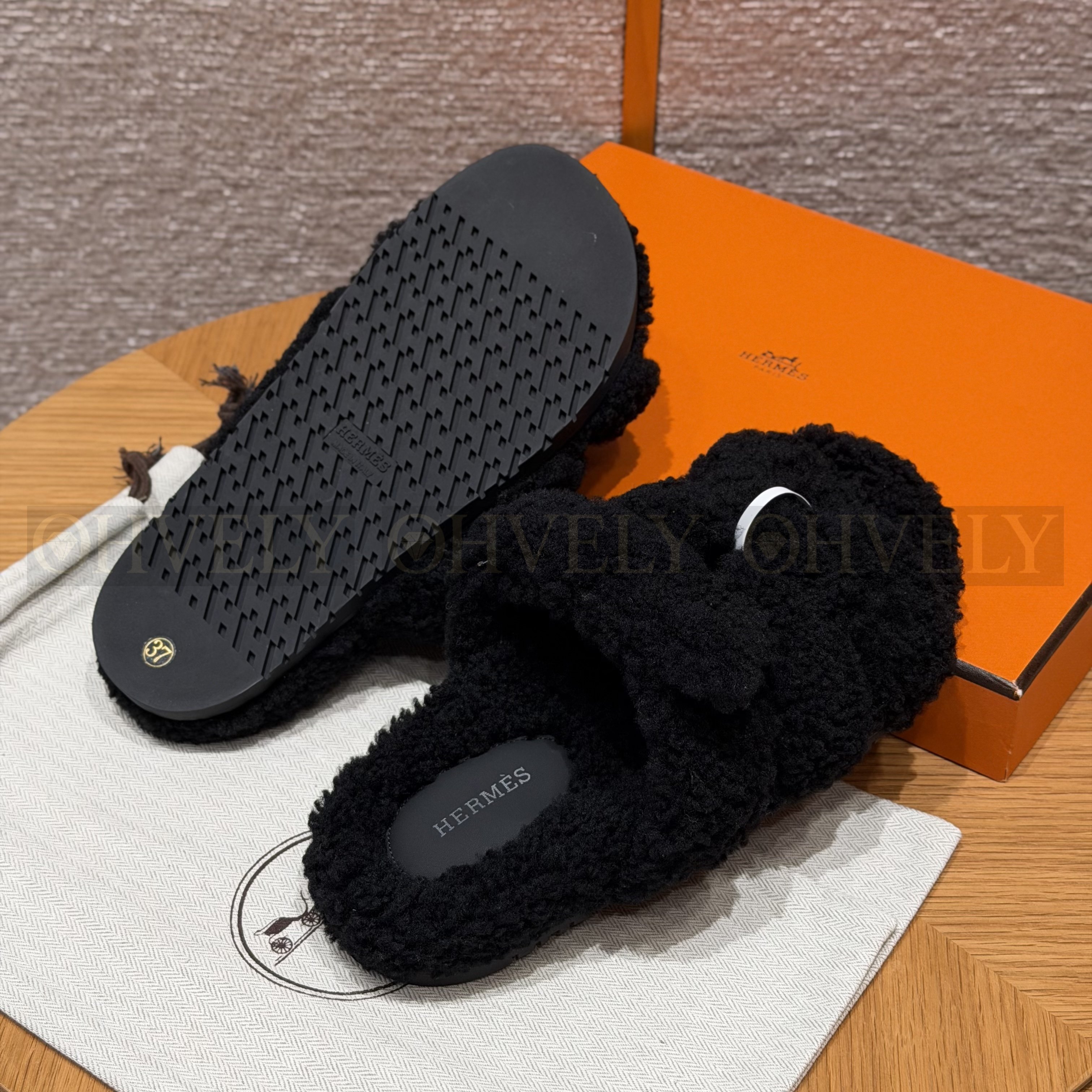 HERMÈS 에르메스 치프레 샌들 카프스킨 & 시어링 (Black) 상품 썸네일