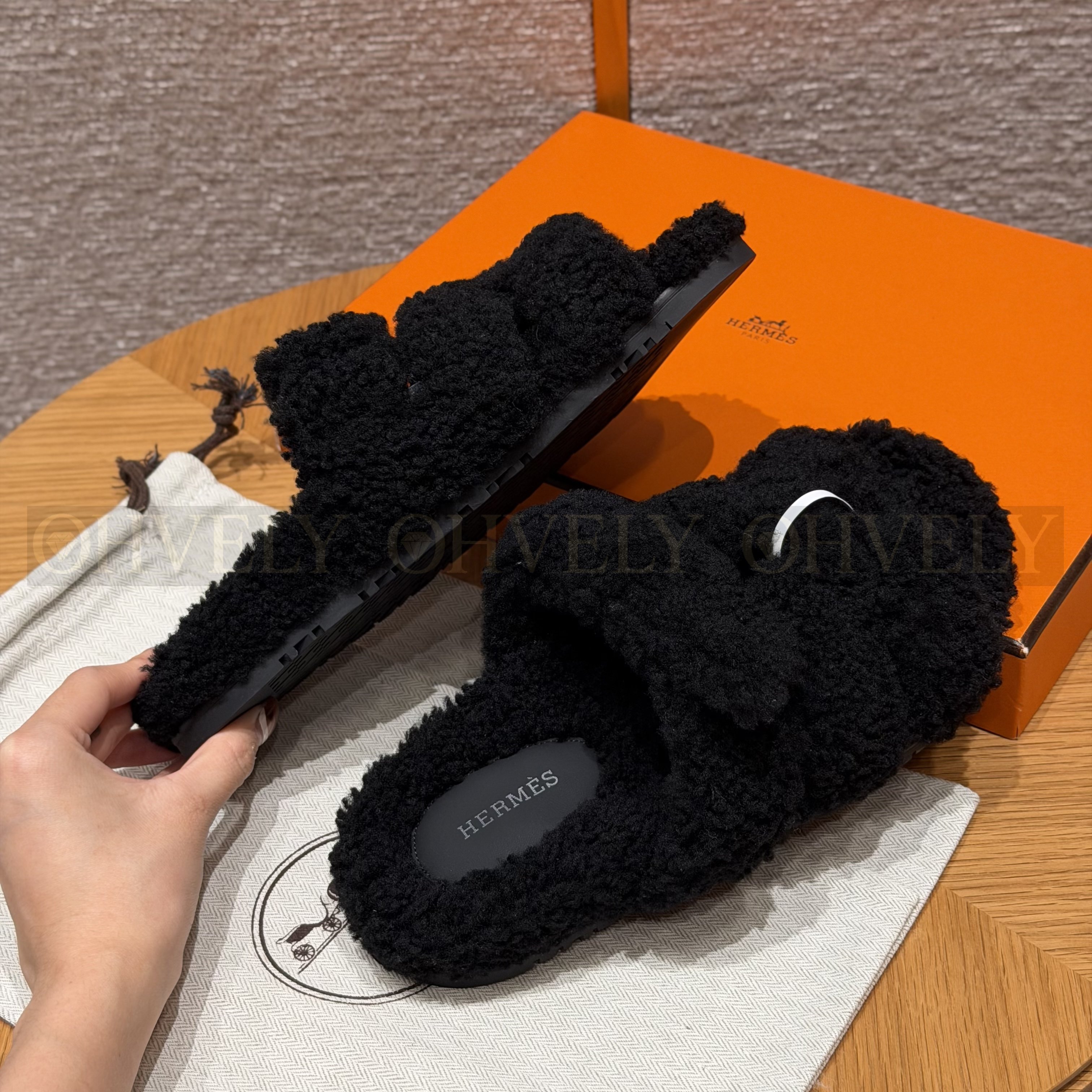 HERMÈS 에르메스 치프레 샌들 카프스킨 & 시어링 (Black) 상품 썸네일