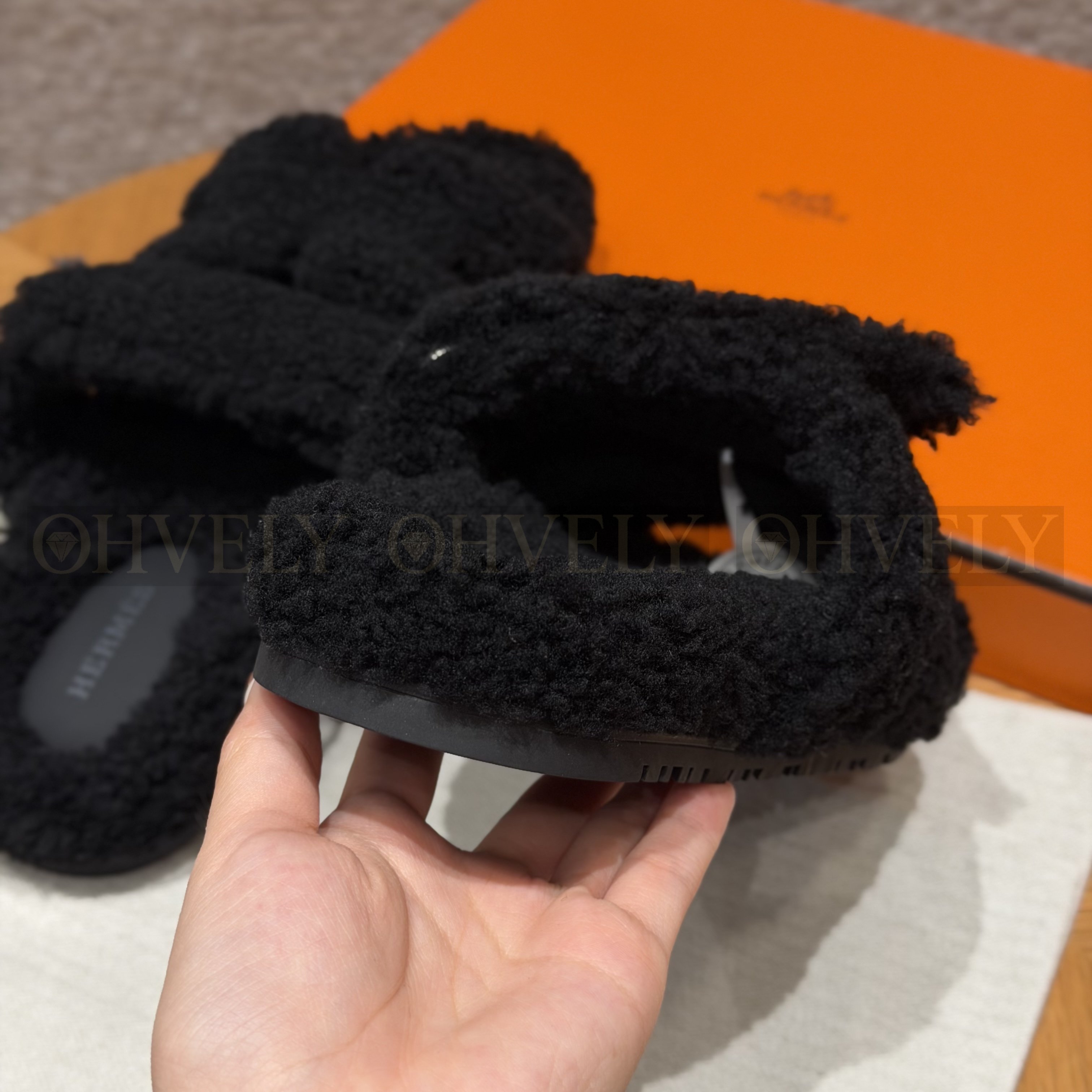 HERMÈS 에르메스 치프레 샌들 카프스킨 & 시어링 (Black) 상품 썸네일