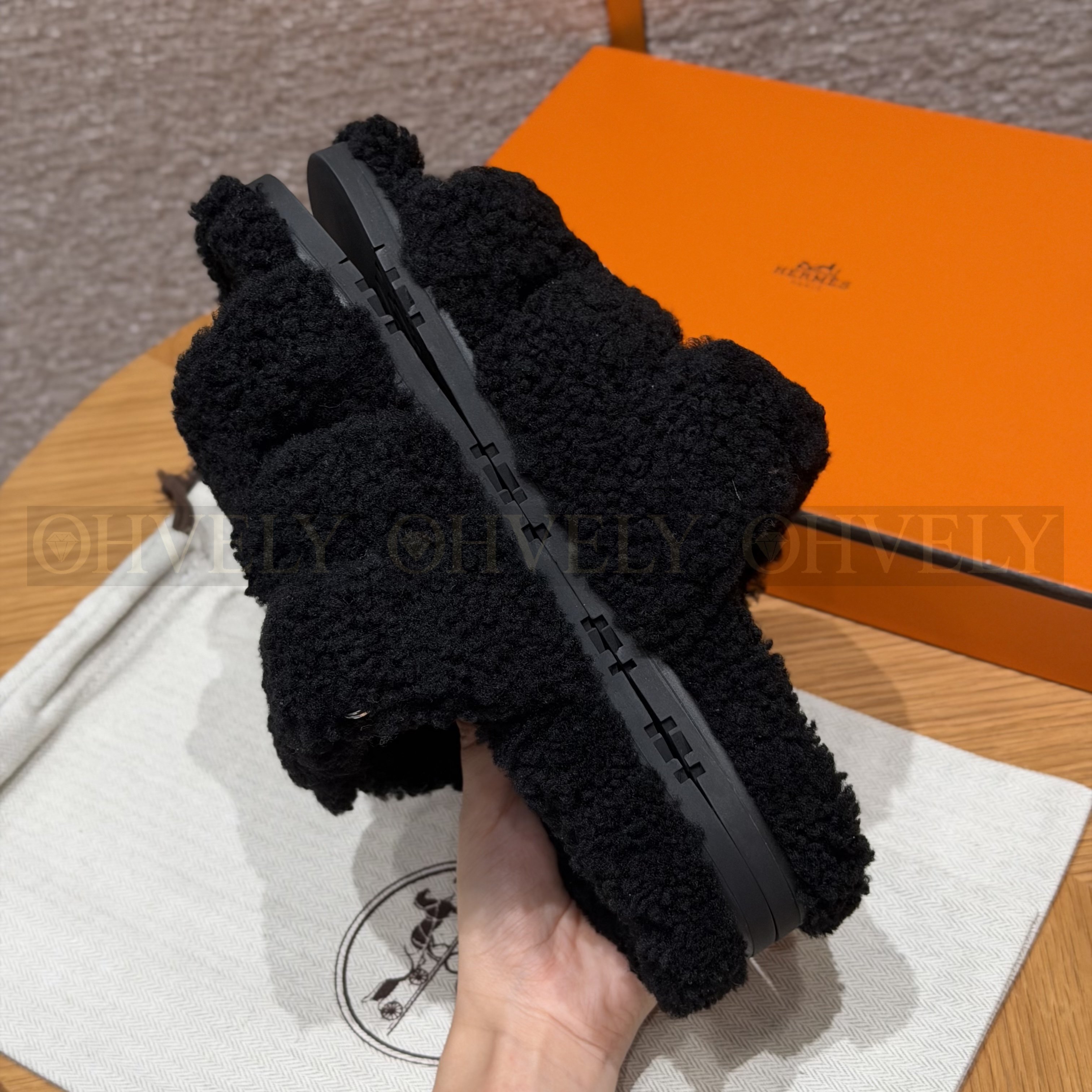 HERMÈS 에르메스 치프레 샌들 카프스킨 & 시어링 (Black) 상품 썸네일