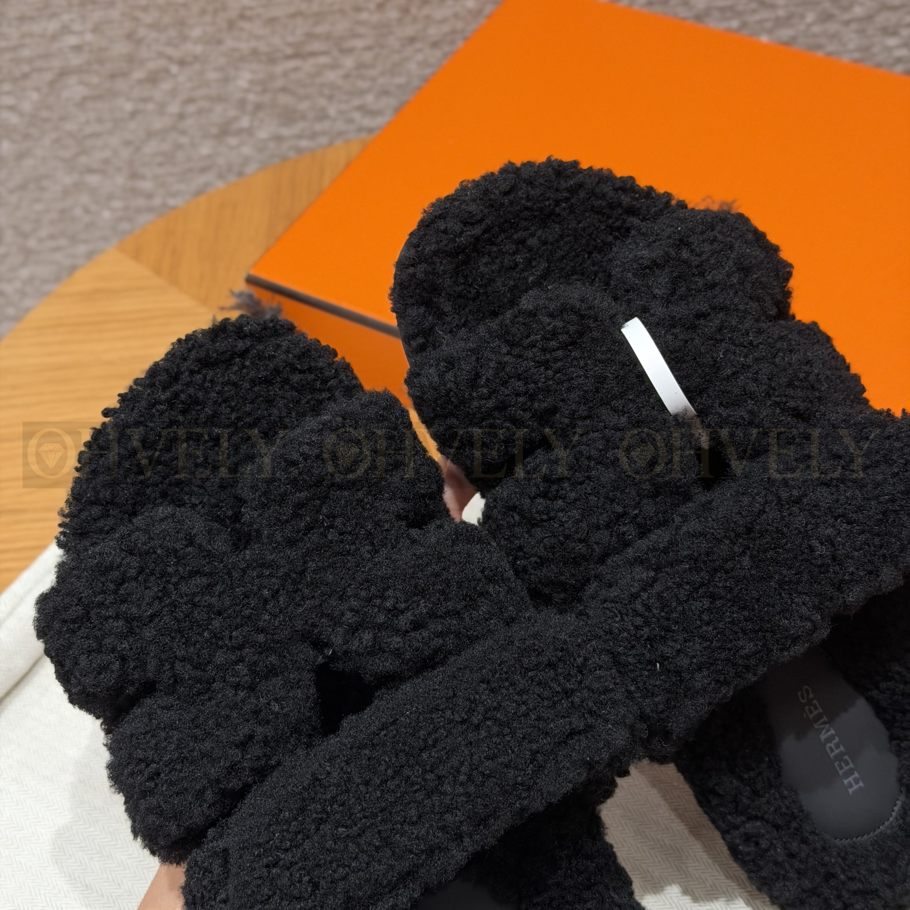 HERMÈS 에르메스 치프레 샌들 카프스킨 & 시어링 (Black) 상품 썸네일