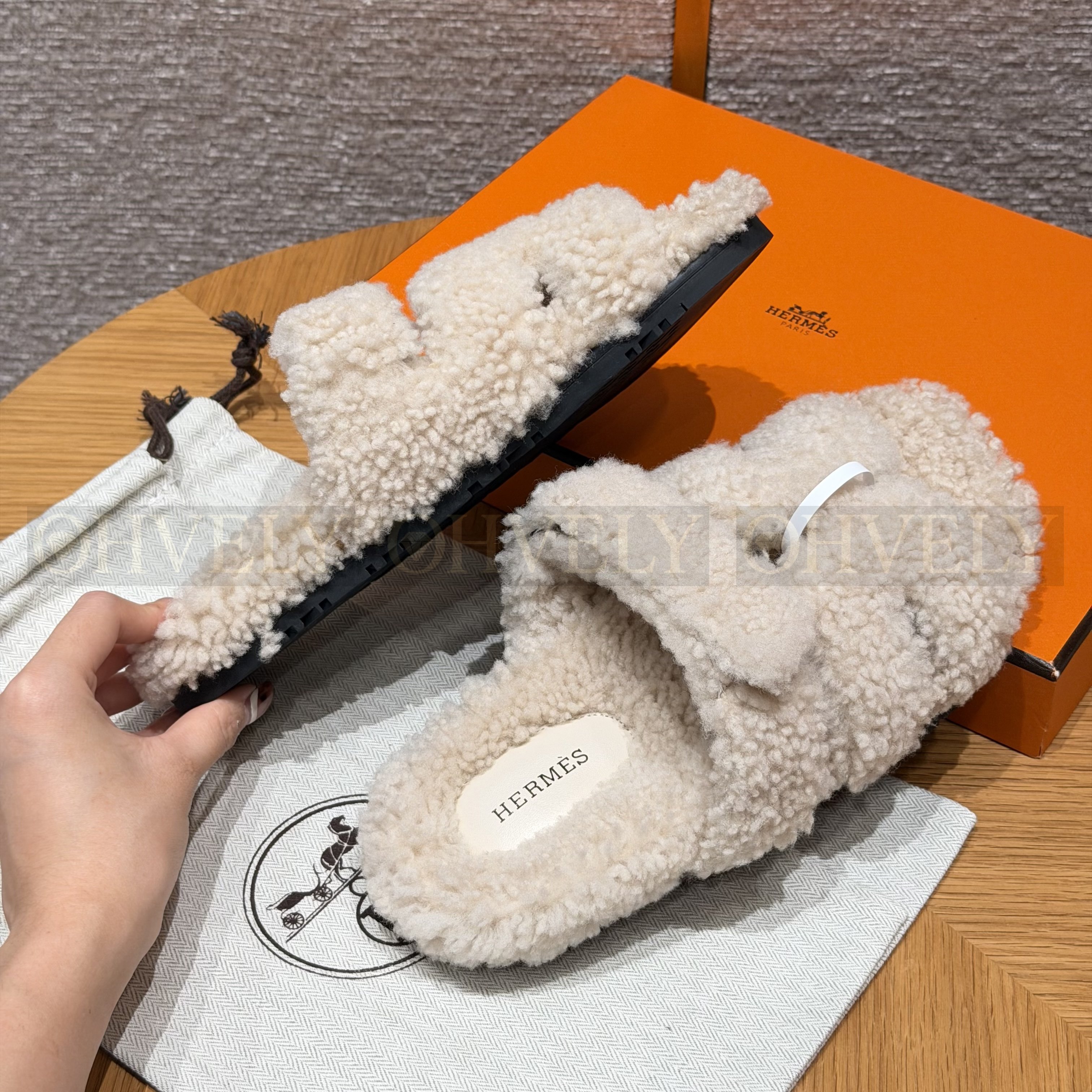 HERMÈS 에르메스 치프레 샌들 카프스킨 & 시어링 (Blanc) 상품 썸네일