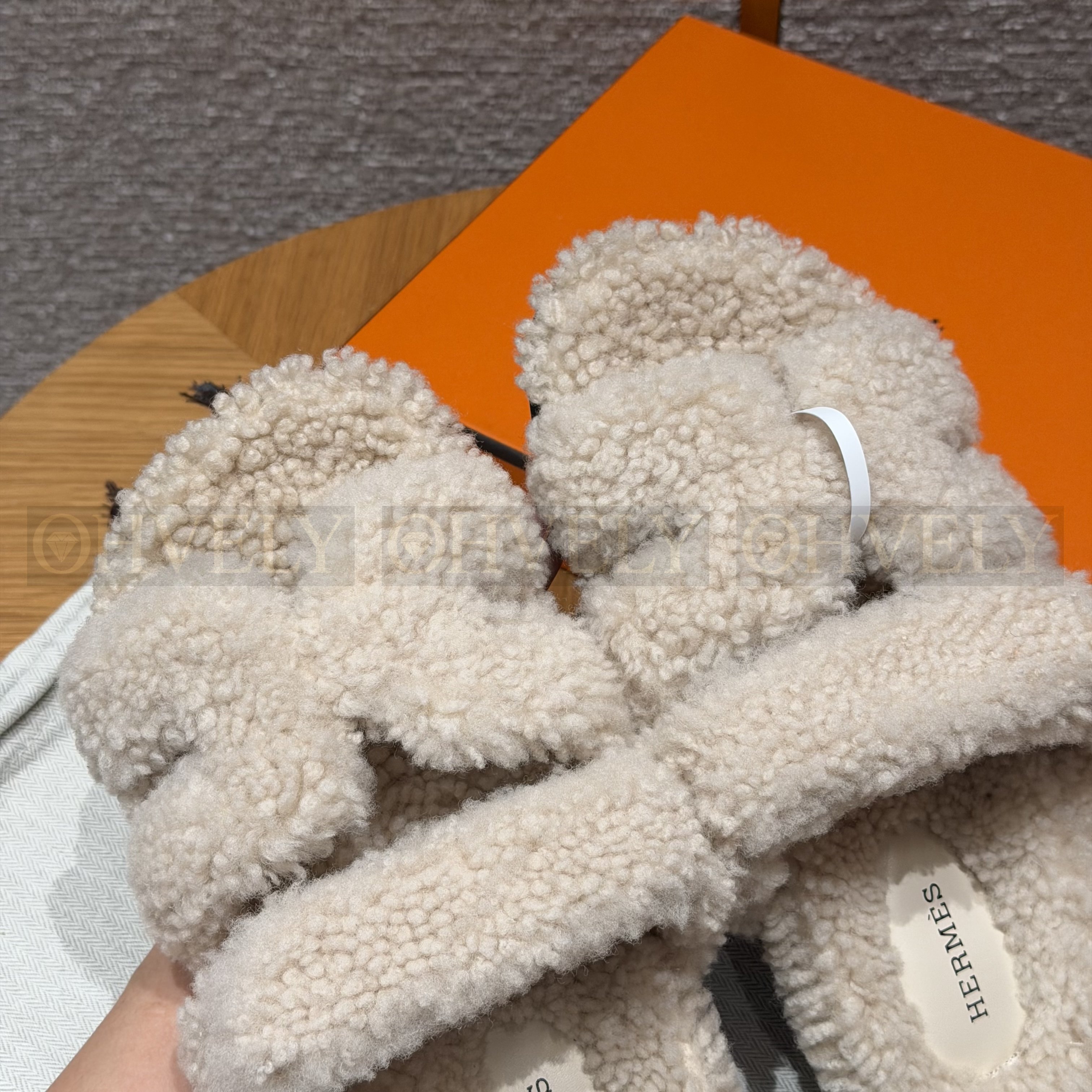HERMÈS 에르메스 치프레 샌들 카프스킨 & 시어링 (Blanc) 상품 썸네일