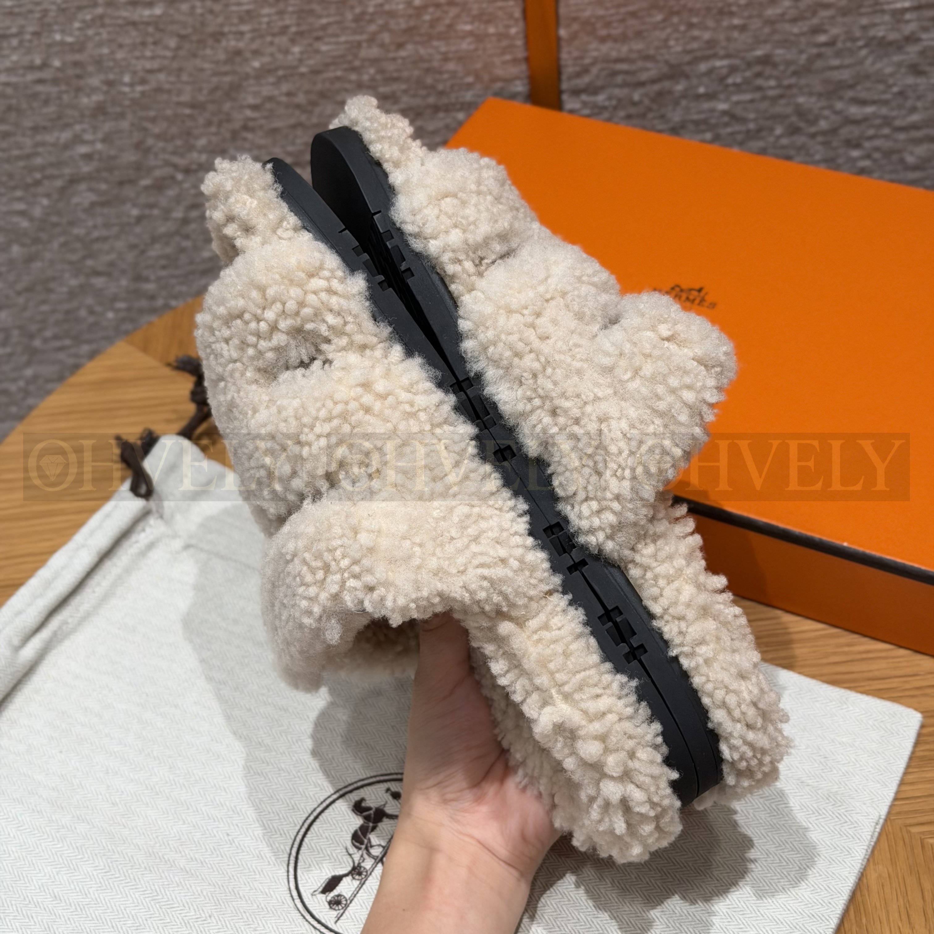 HERMÈS 에르메스 치프레 샌들 카프스킨 & 시어링 (Blanc) 상품 썸네일