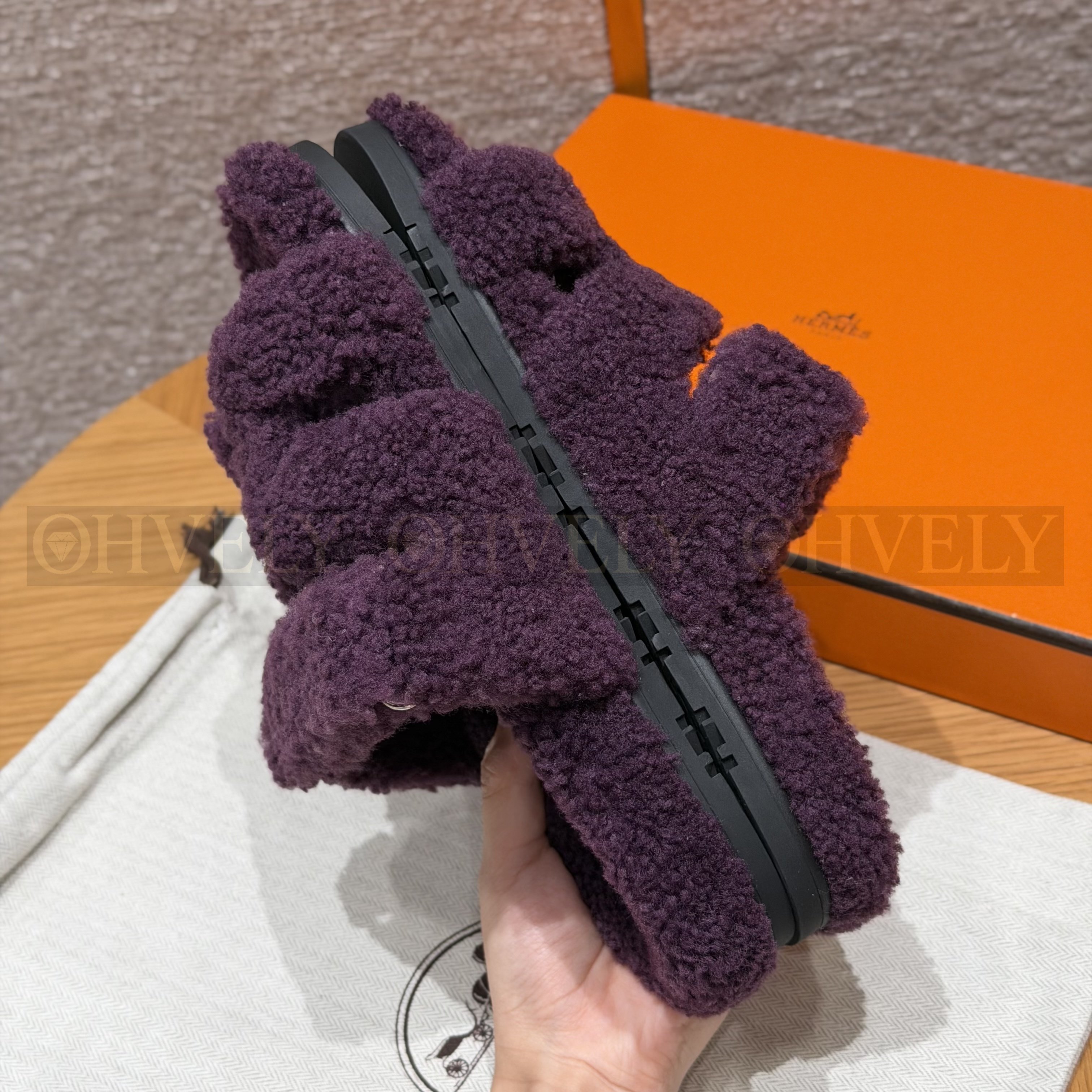 HERMÈS 에르메스 치프레 샌들 카프스킨 & 시어링 (Raisin) 상품 썸네일