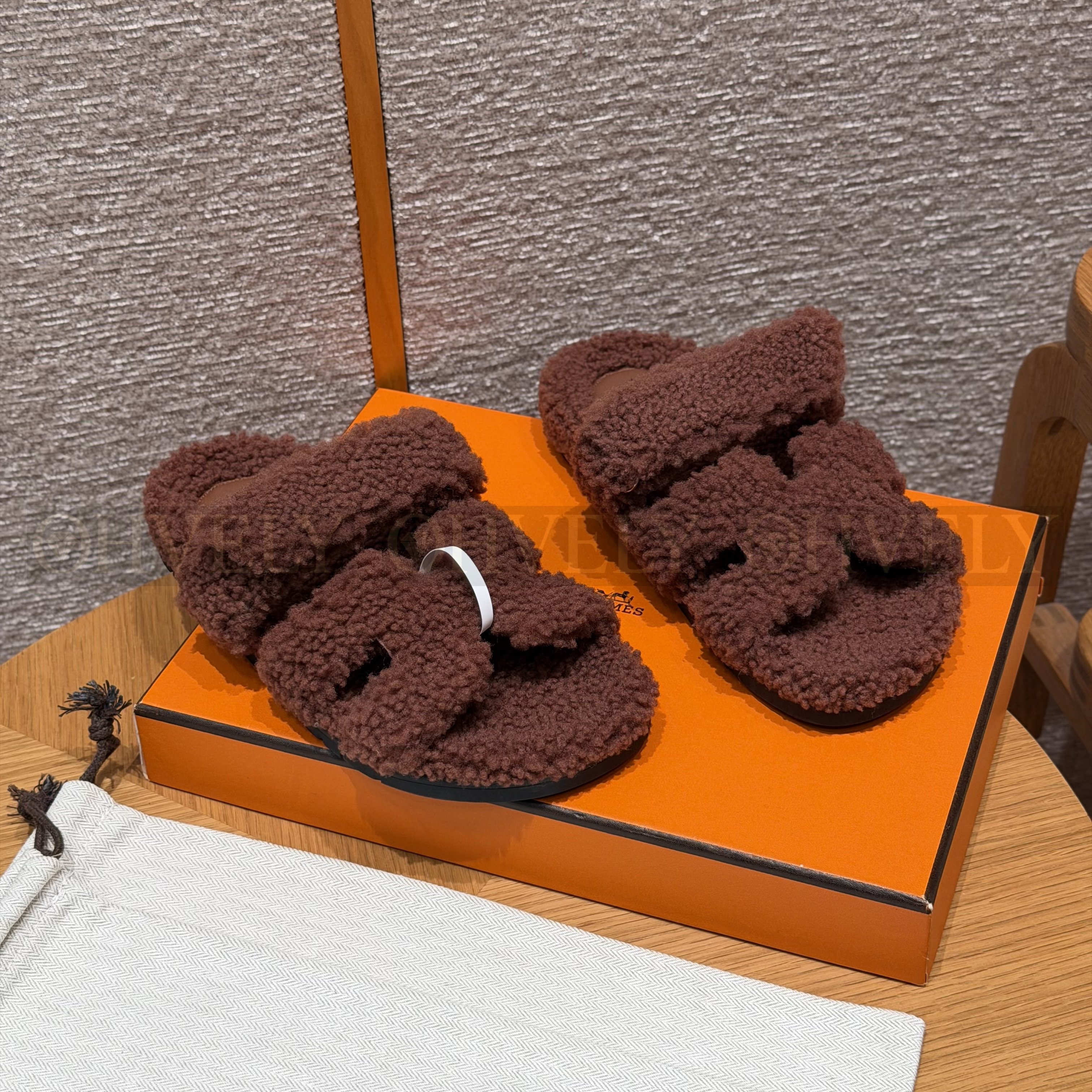 HERMÈS 에르메스 치프레 샌들 카프스킨 & 시어링 (brown) 상품 썸네일