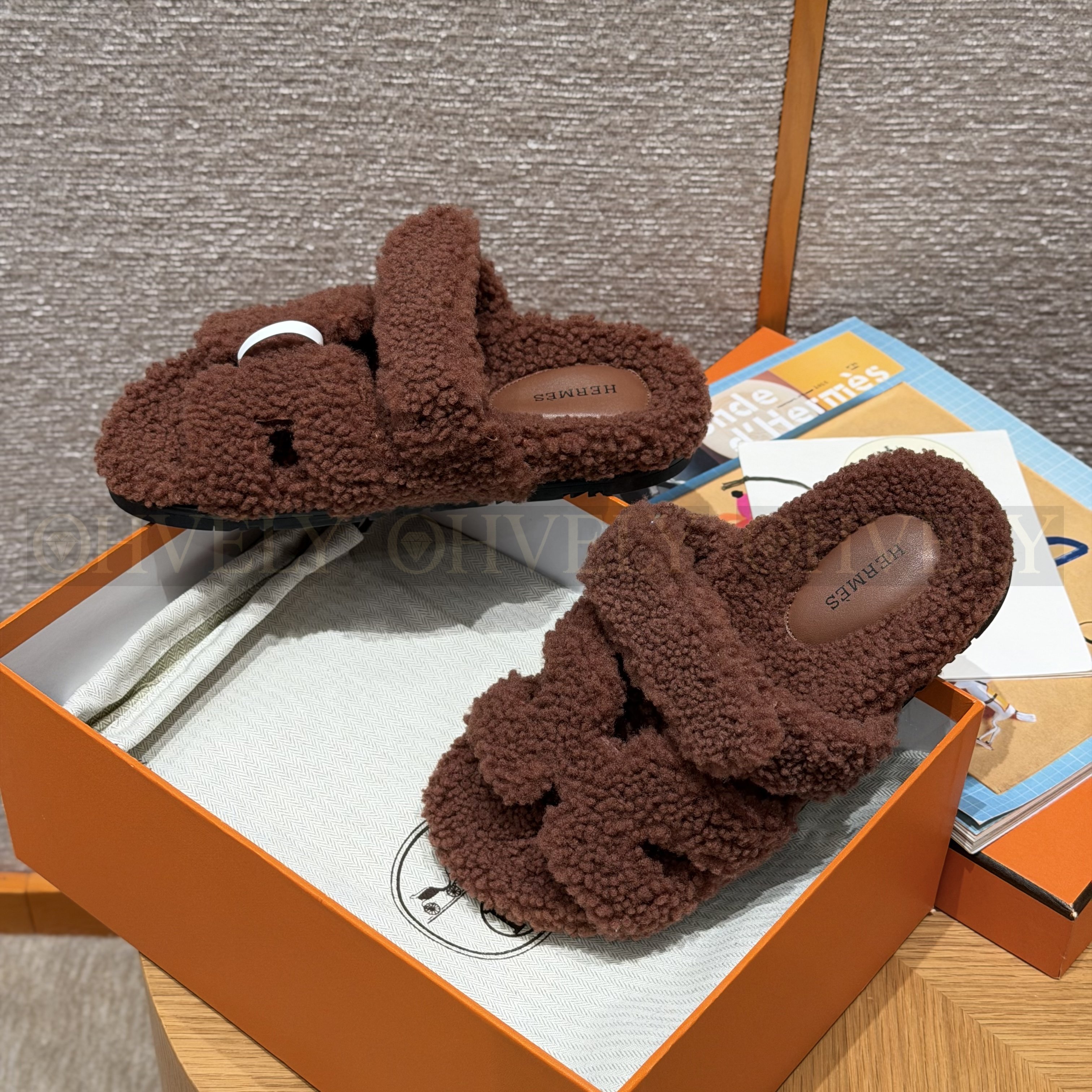 HERMÈS 에르메스 치프레 샌들 카프스킨 & 시어링 (brown) 상품 썸네일