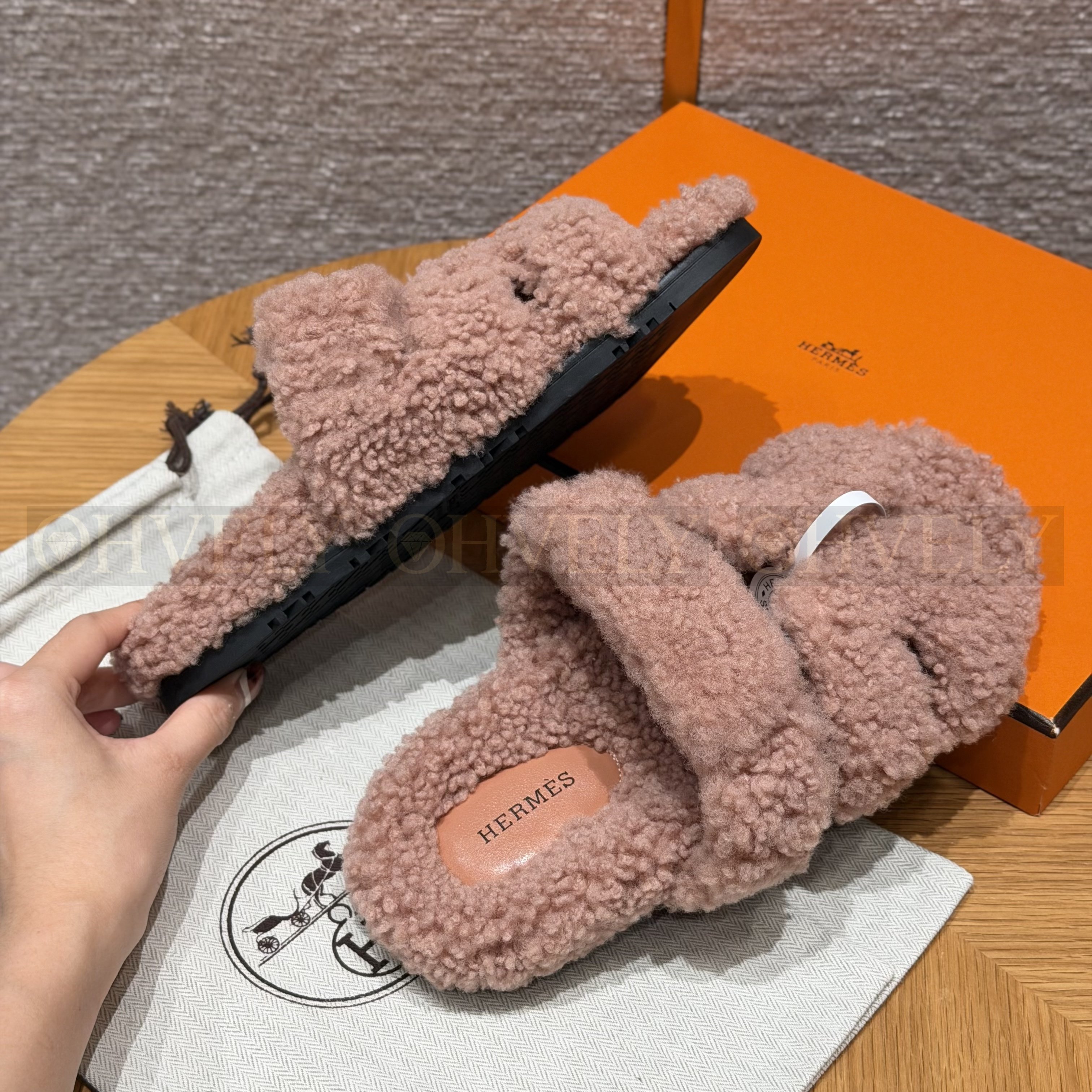 HERMÈS 에르메스 치프레 샌들 카프스킨 & 시어링 (Naked pink) 상품 썸네일