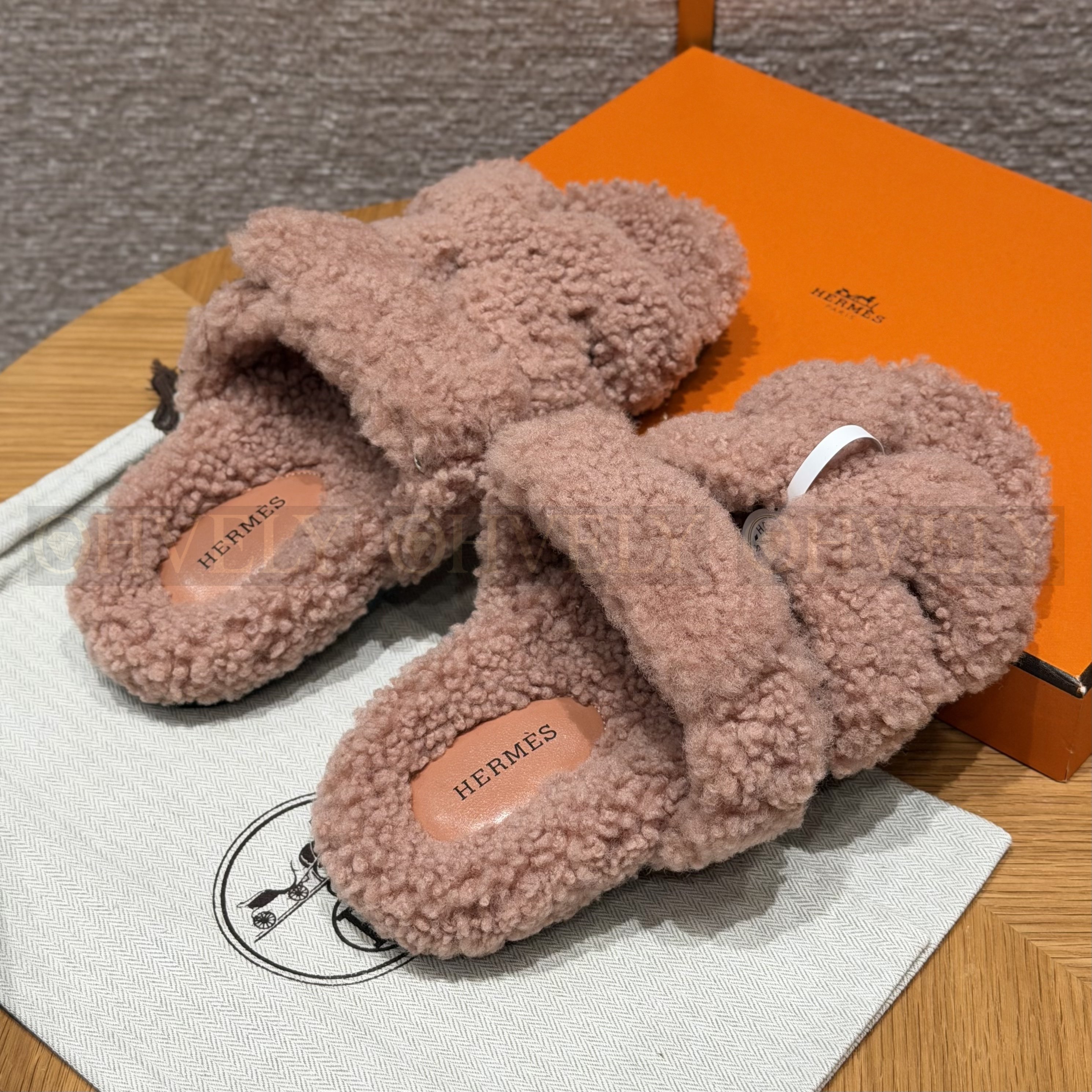 HERMÈS 에르메스 치프레 샌들 카프스킨 & 시어링 (Naked pink) 상품 썸네일