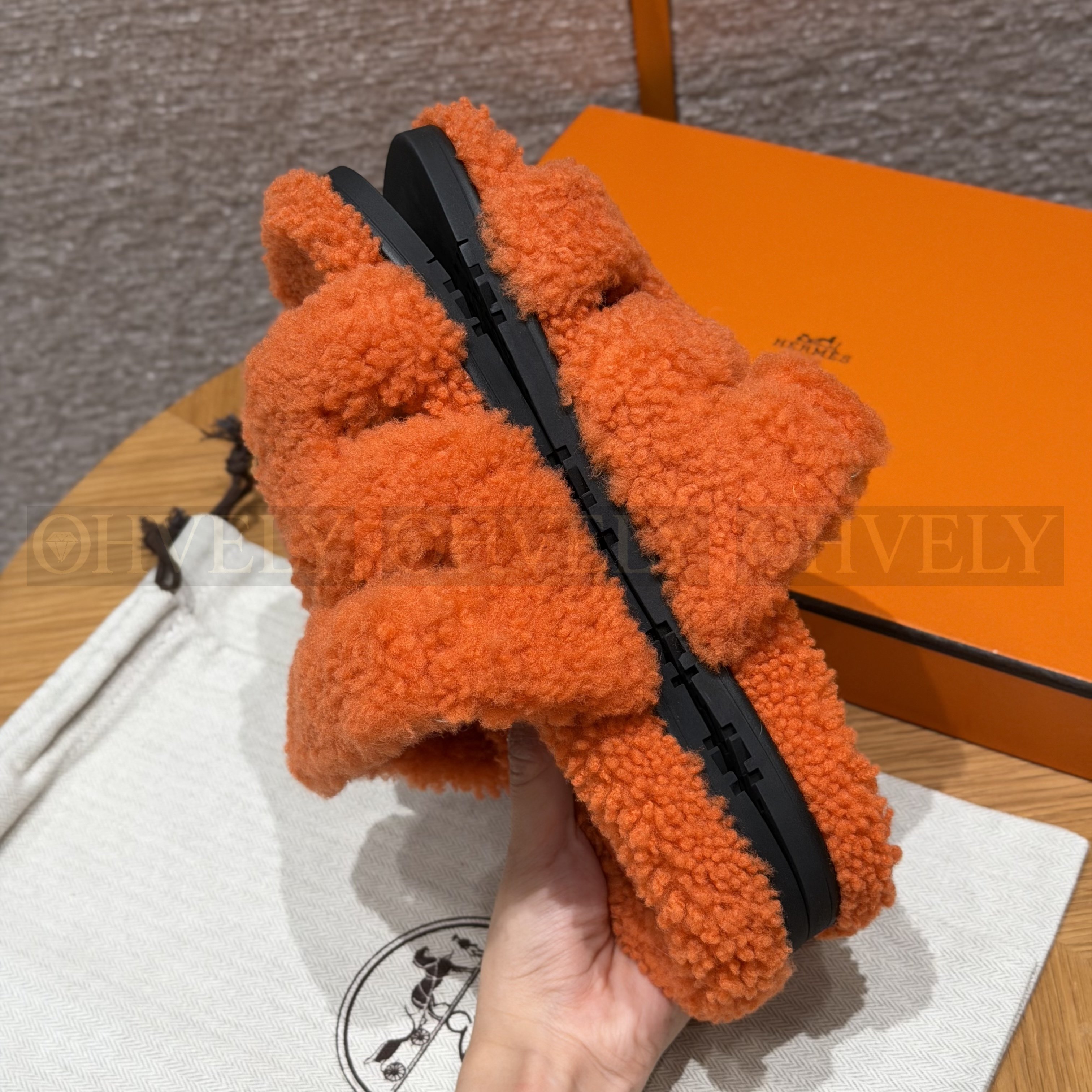HERMÈS 에르메스 치프레 샌들 카프스킨 & 시어링 (Noir / Naturel) 상품 썸네일
