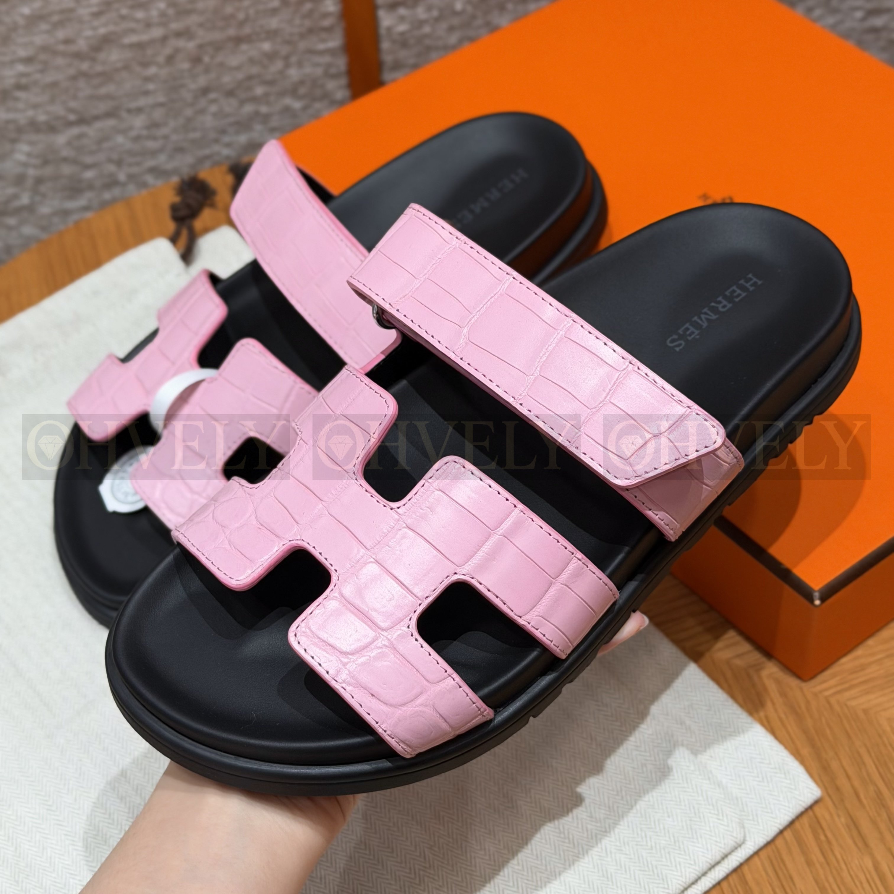 HERMÈS 에르메스 치레 샌들 매트 엘리게이터 & 블랙 로버 솔  (pink) 상품 썸네일