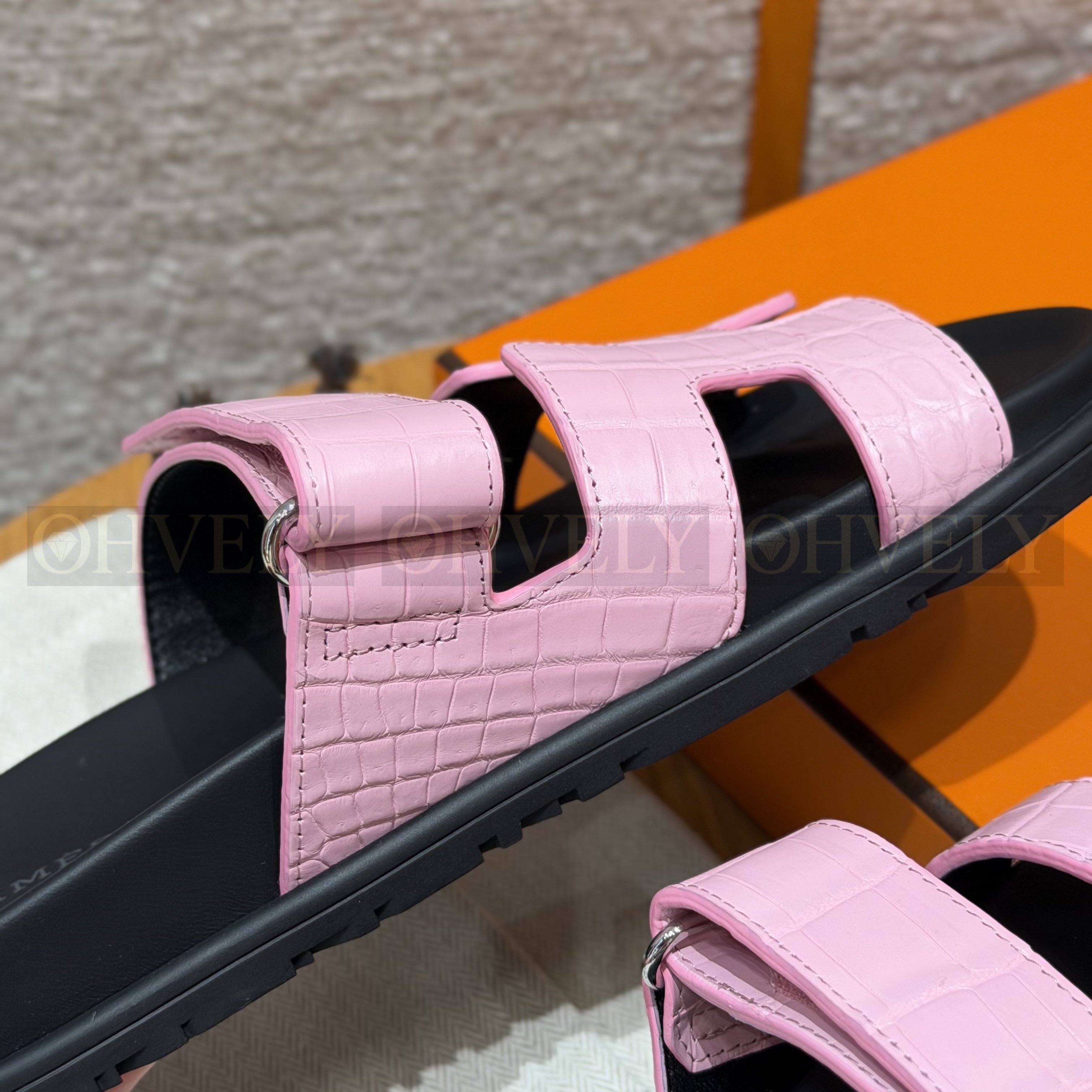 HERMÈS 에르메스 치레 샌들 매트 엘리게이터 & 블랙 로버 솔  (pink) 상품 썸네일