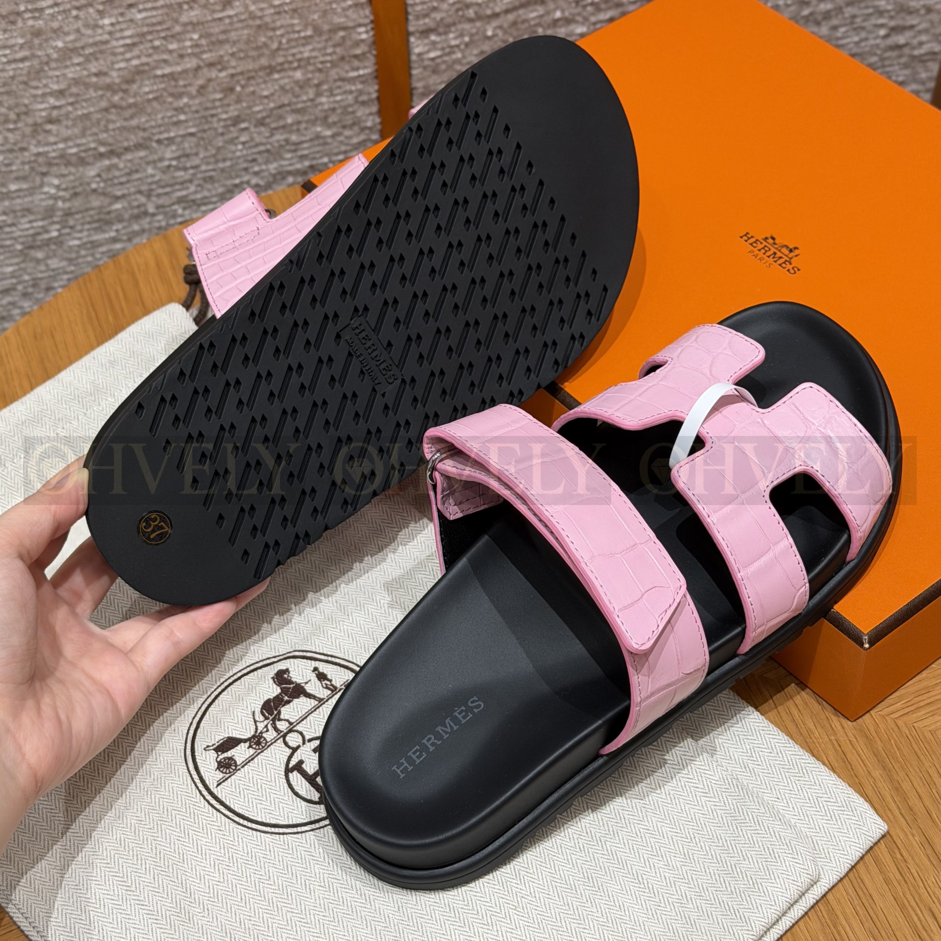 HERMÈS 에르메스 치레 샌들 매트 엘리게이터 & 블랙 로버 솔  (pink) 상품 썸네일