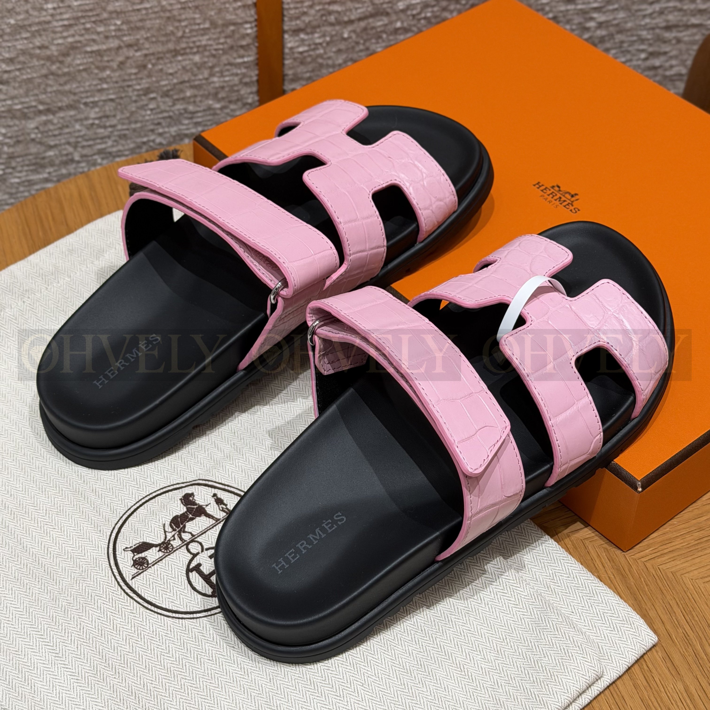 HERMÈS 에르메스 치레 샌들 매트 엘리게이터 & 블랙 로버 솔  (pink) 상품 썸네일