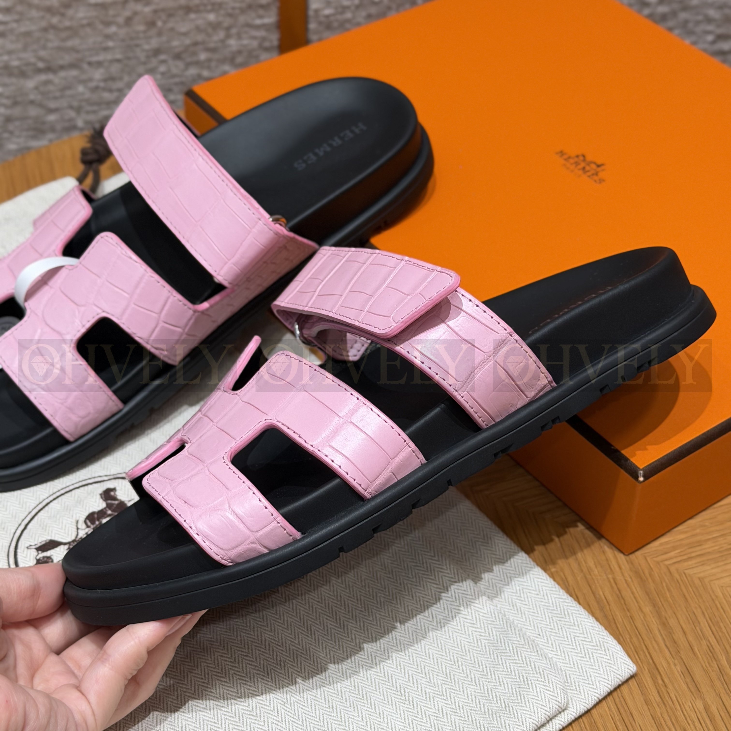 HERMÈS 에르메스 치레 샌들 매트 엘리게이터 & 블랙 로버 솔  (pink) 상품 썸네일