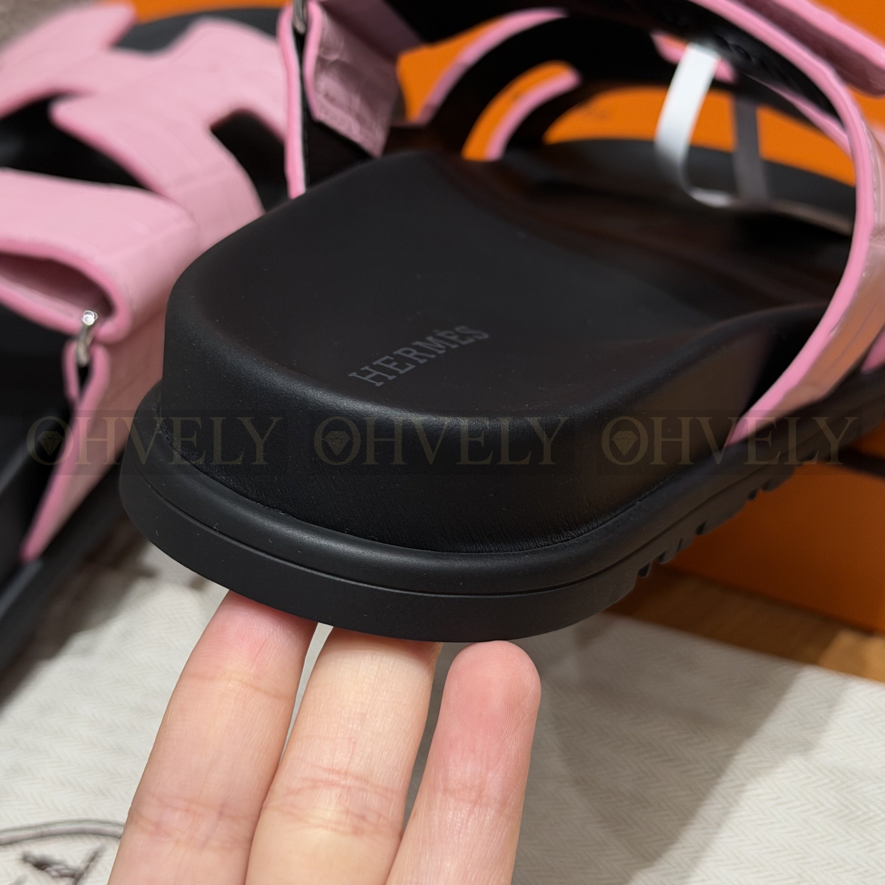 HERMÈS 에르메스 치레 샌들 매트 엘리게이터 & 블랙 로버 솔  (pink) 상품 썸네일
