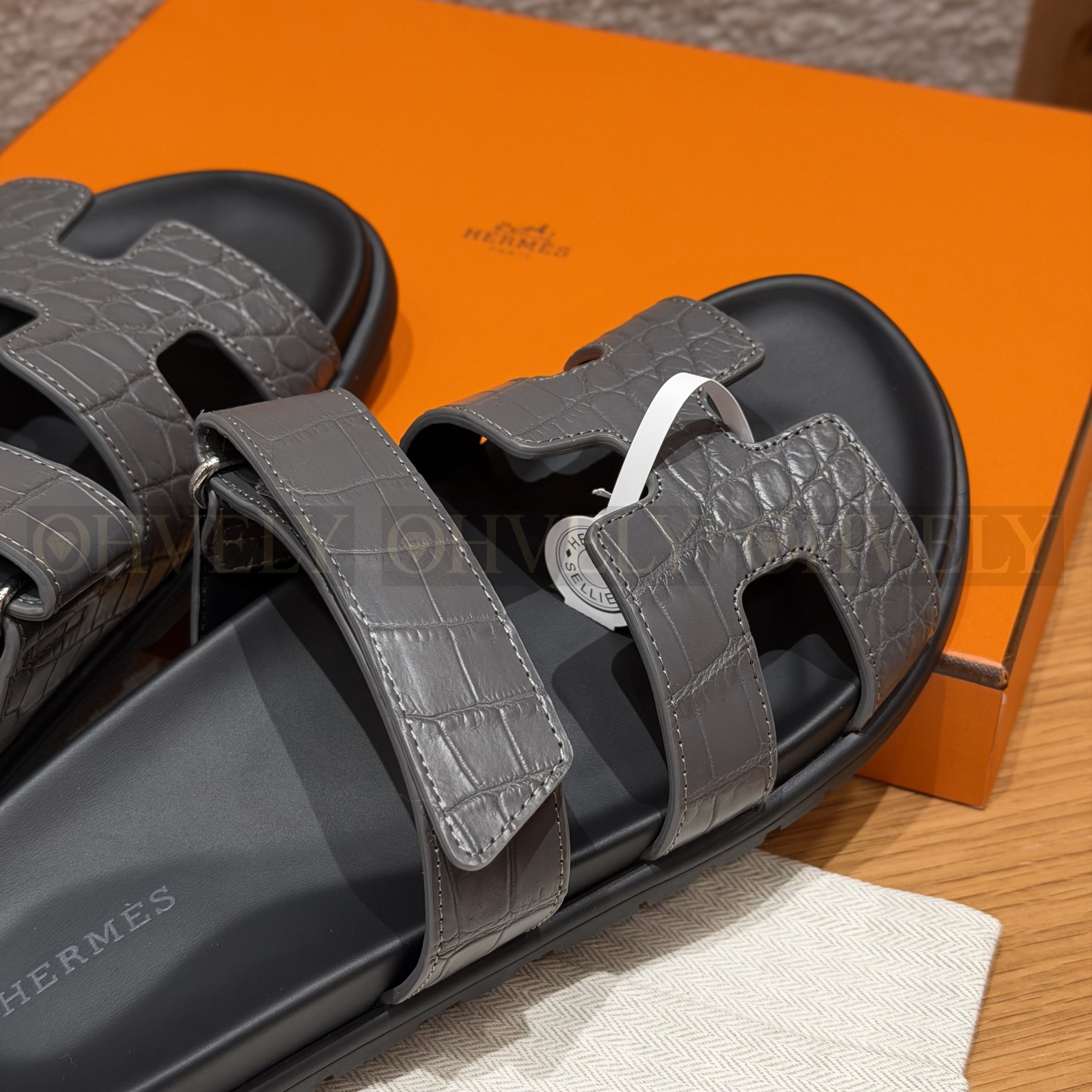 HERMÈS 에르메스 치레 샌들 매트 엘리게이터 & 블랙 로버 솔  (gray) 상품 썸네일
