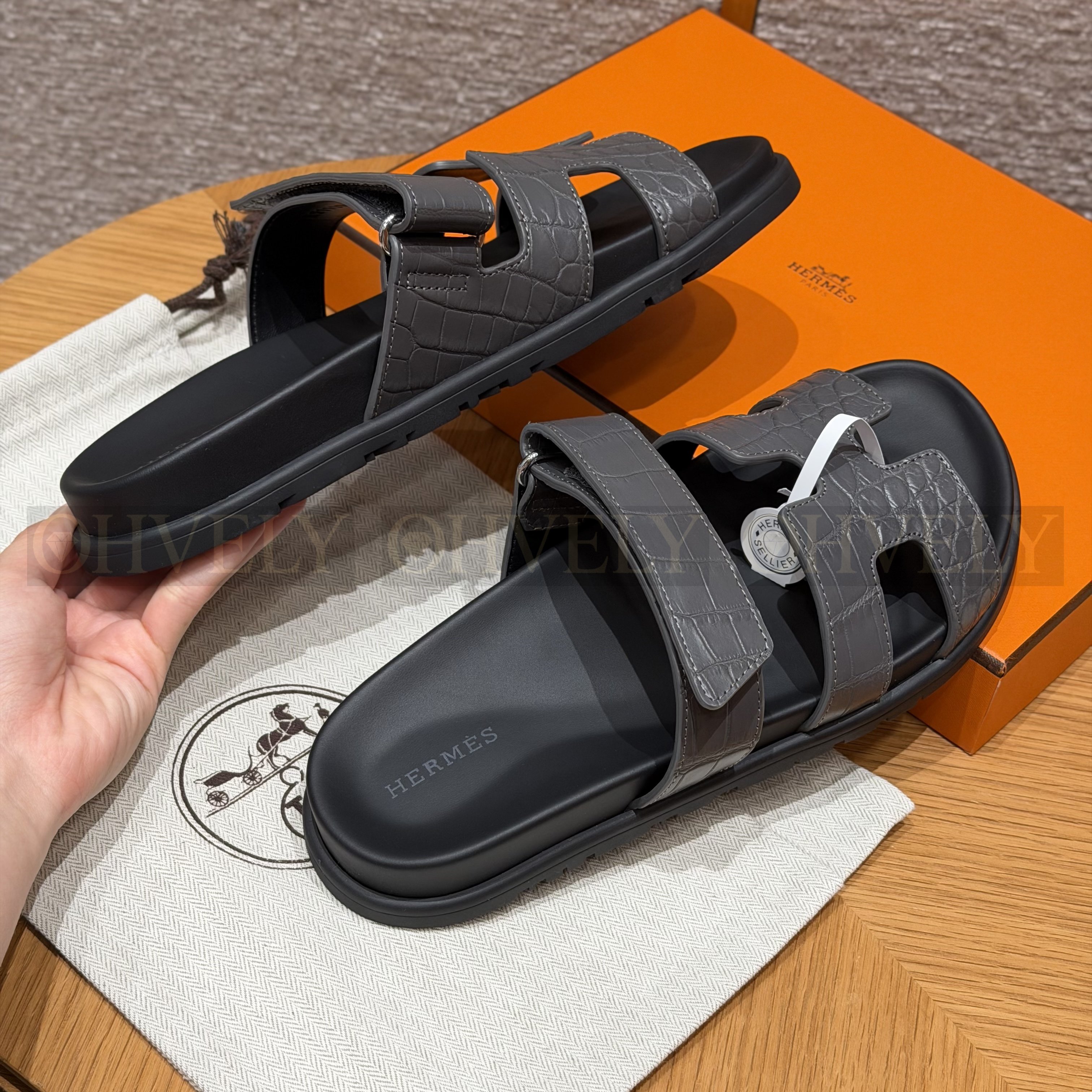 HERMÈS 에르메스 치레 샌들 매트 엘리게이터 & 블랙 로버 솔  (gray) 상품 썸네일