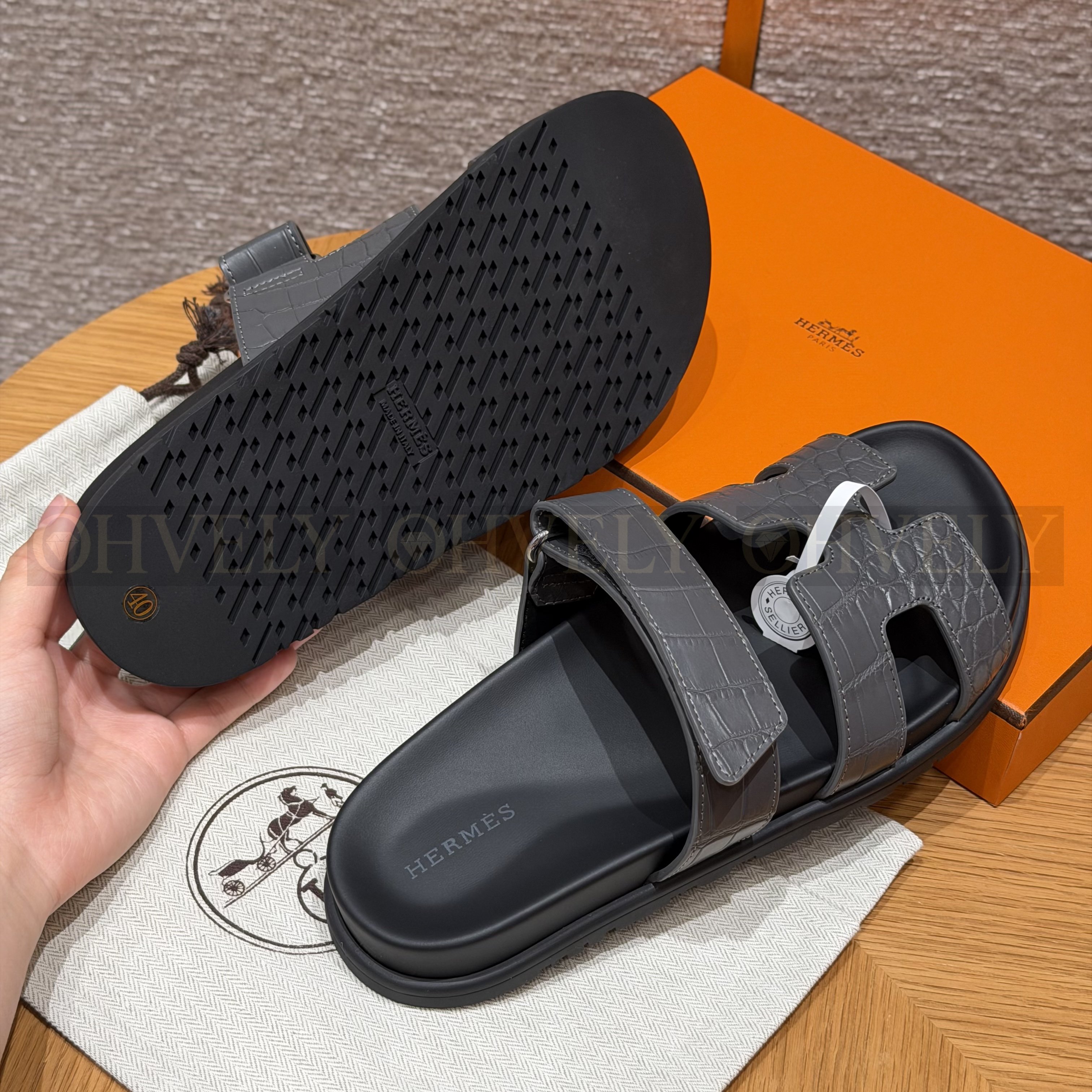 HERMÈS 에르메스 치레 샌들 매트 엘리게이터 & 블랙 로버 솔  (gray) 상품 썸네일