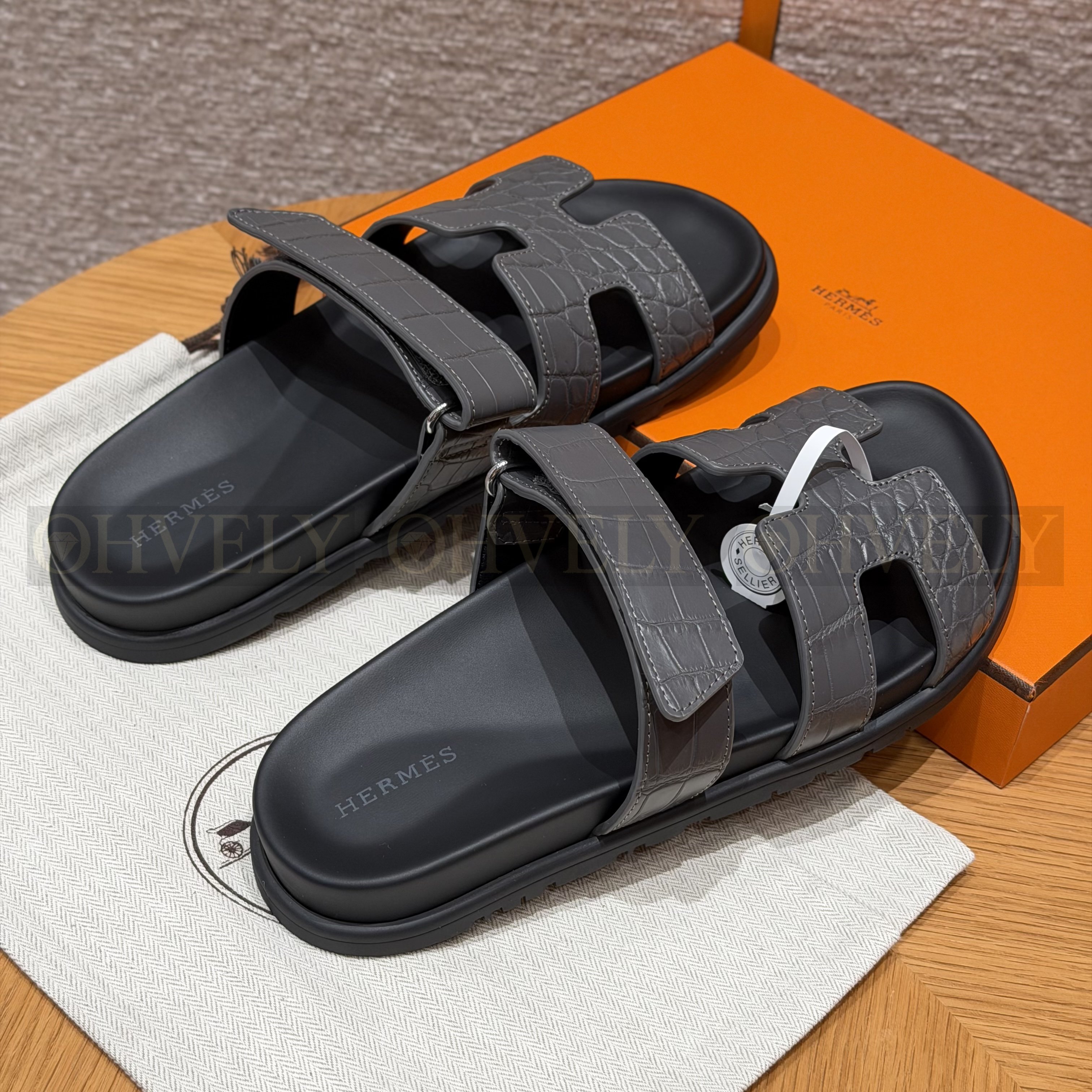 HERMÈS 에르메스 치레 샌들 매트 엘리게이터 & 블랙 로버 솔  (gray) 상품 썸네일