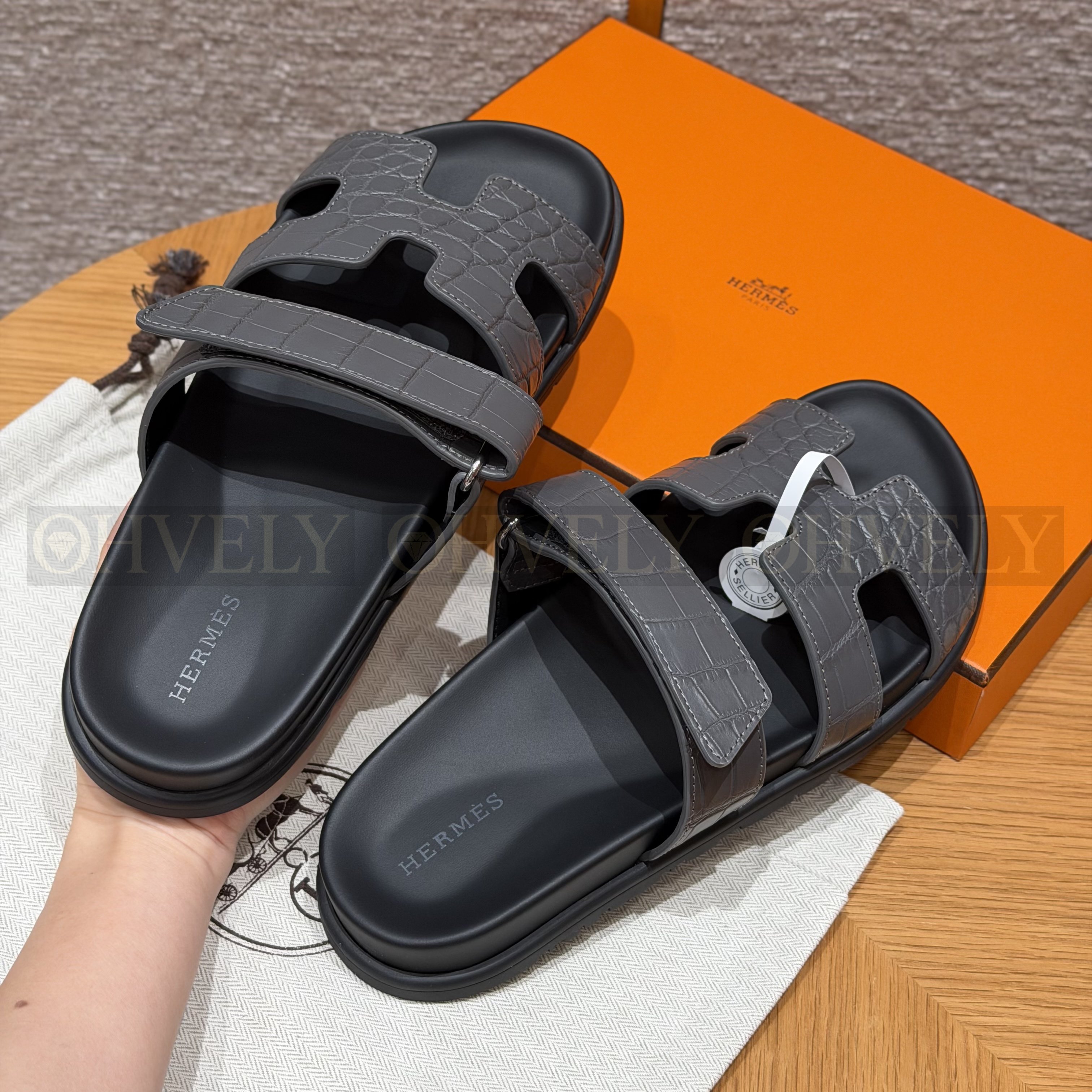 HERMÈS 에르메스 치레 샌들 매트 엘리게이터 & 블랙 로버 솔  (gray) 상품 썸네일