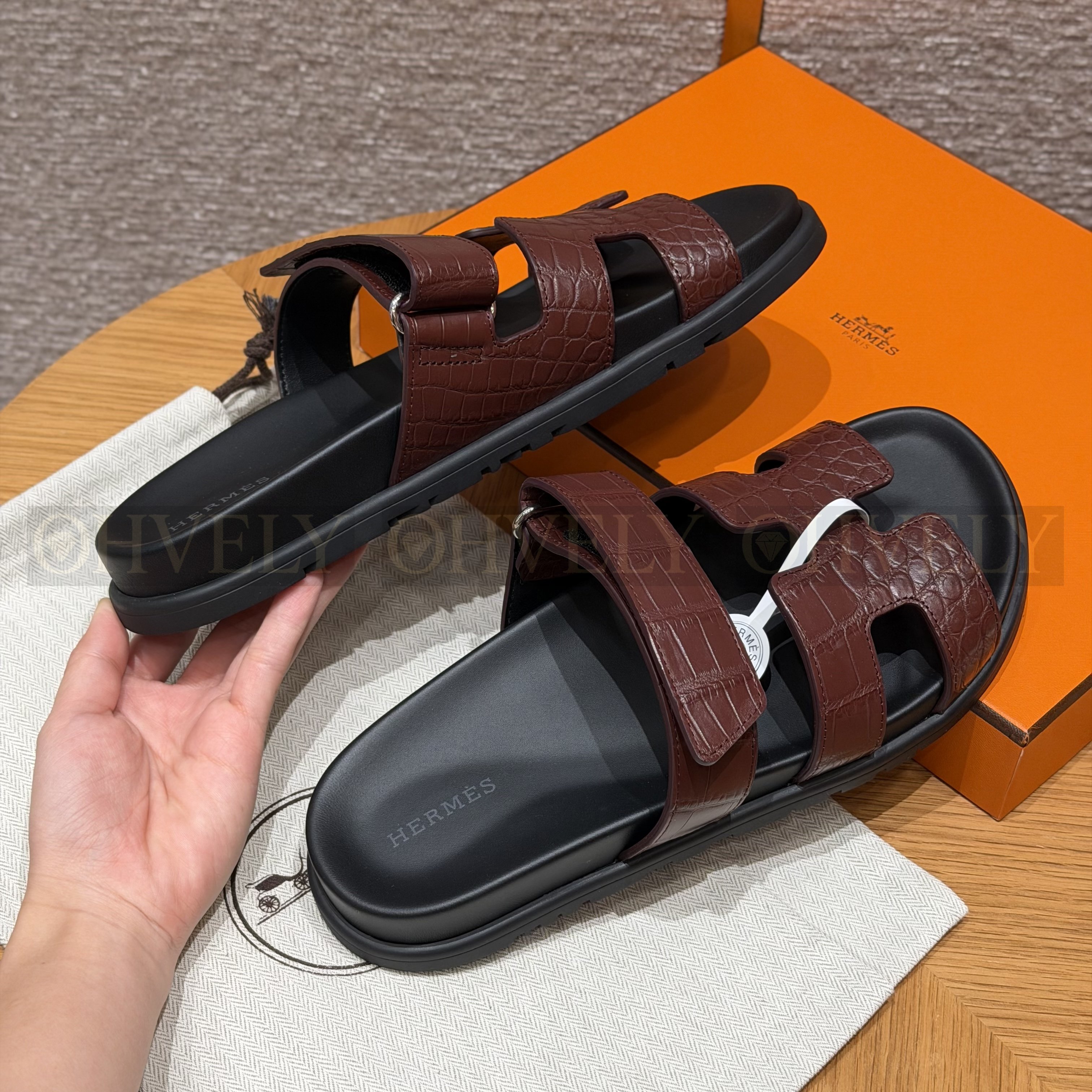HERMÈS 에르메스 치레 샌들 매트 엘리게이터 & 블랙 로버 솔  (Burgundy red) 상품 썸네일