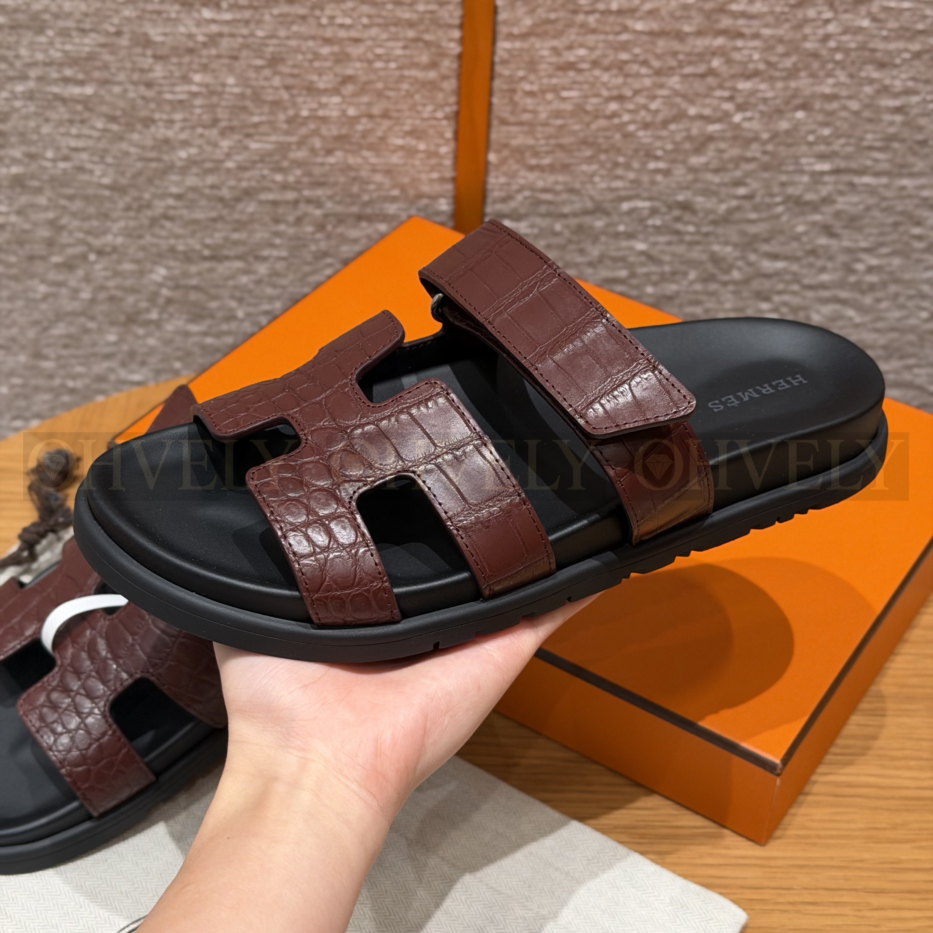 HERMÈS 에르메스 치레 샌들 매트 엘리게이터 & 블랙 로버 솔  (Burgundy red) 상품 썸네일