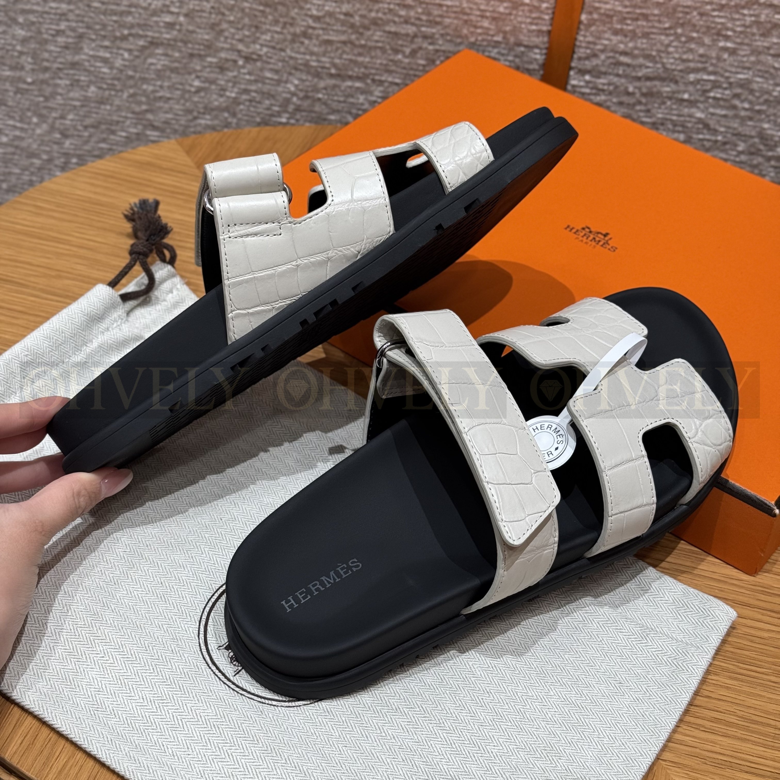 HERMÈS 에르메스 치레 샌들 매트 엘리게이터 & 블랙 로버 솔  (Beton) 상품 썸네일