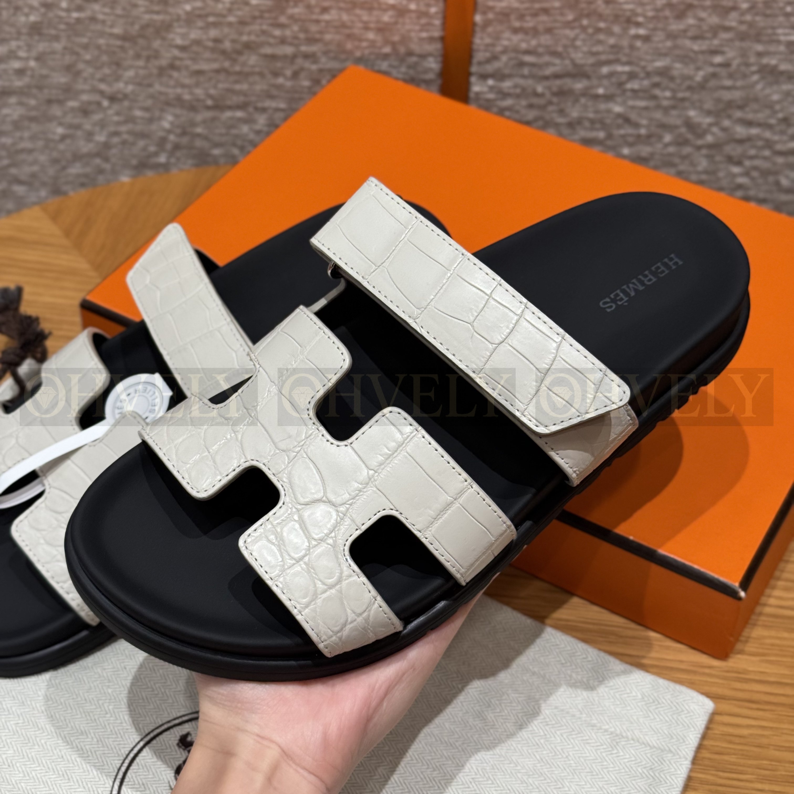 HERMÈS 에르메스 치레 샌들 매트 엘리게이터 & 블랙 로버 솔  (Beton) 상품 썸네일
