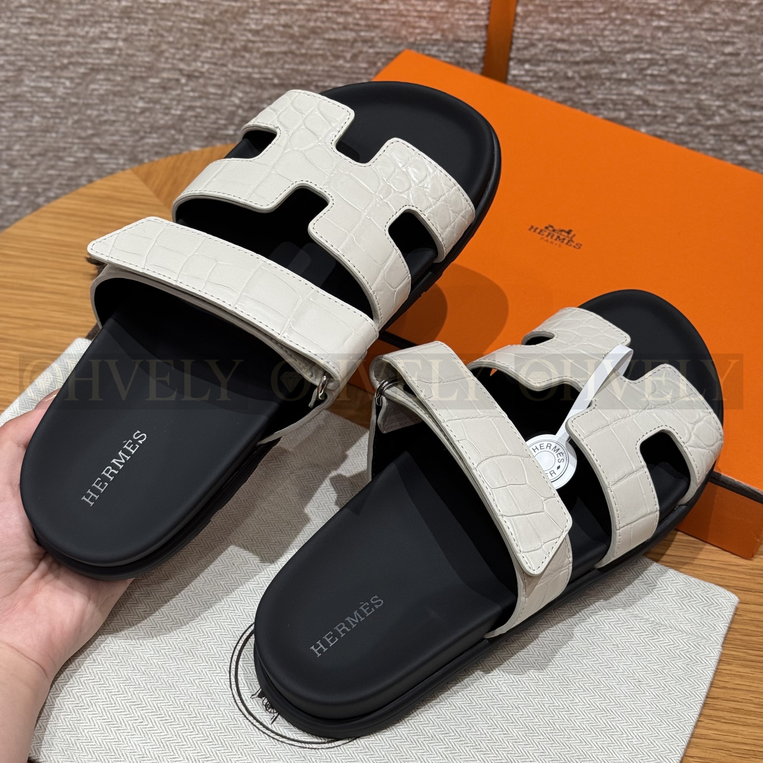 HERMÈS 에르메스 치레 샌들 매트 엘리게이터 & 블랙 로버 솔  (Beton) 상품 썸네일