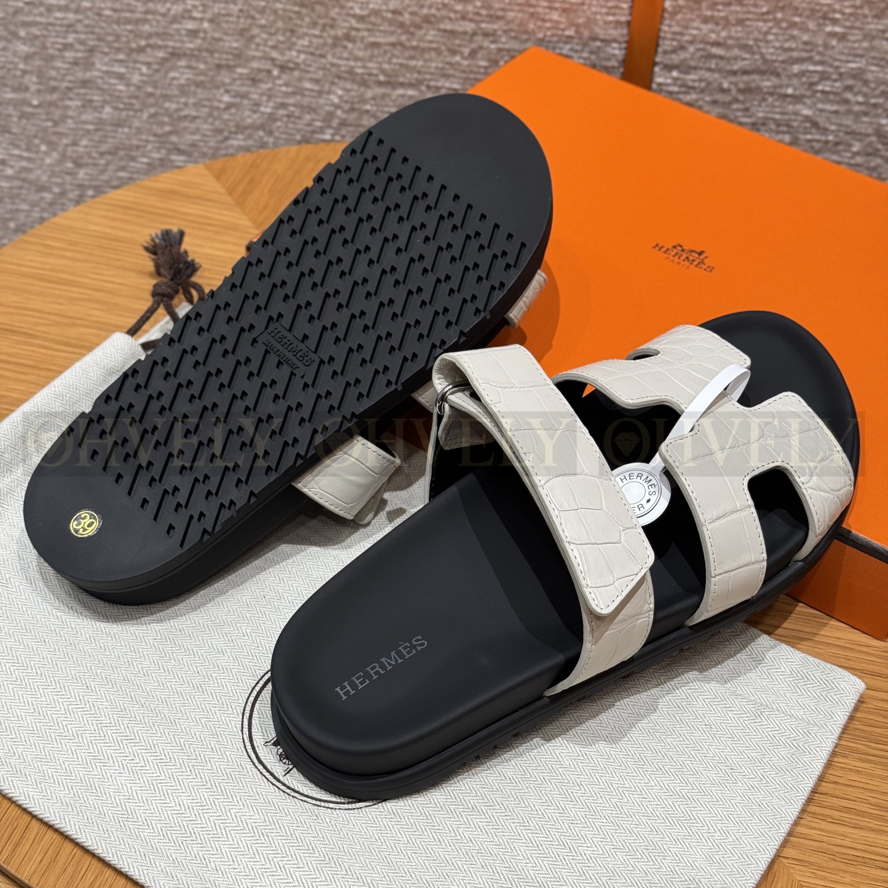 HERMÈS 에르메스 치레 샌들 매트 엘리게이터 & 블랙 로버 솔  (Beton) 상품 썸네일