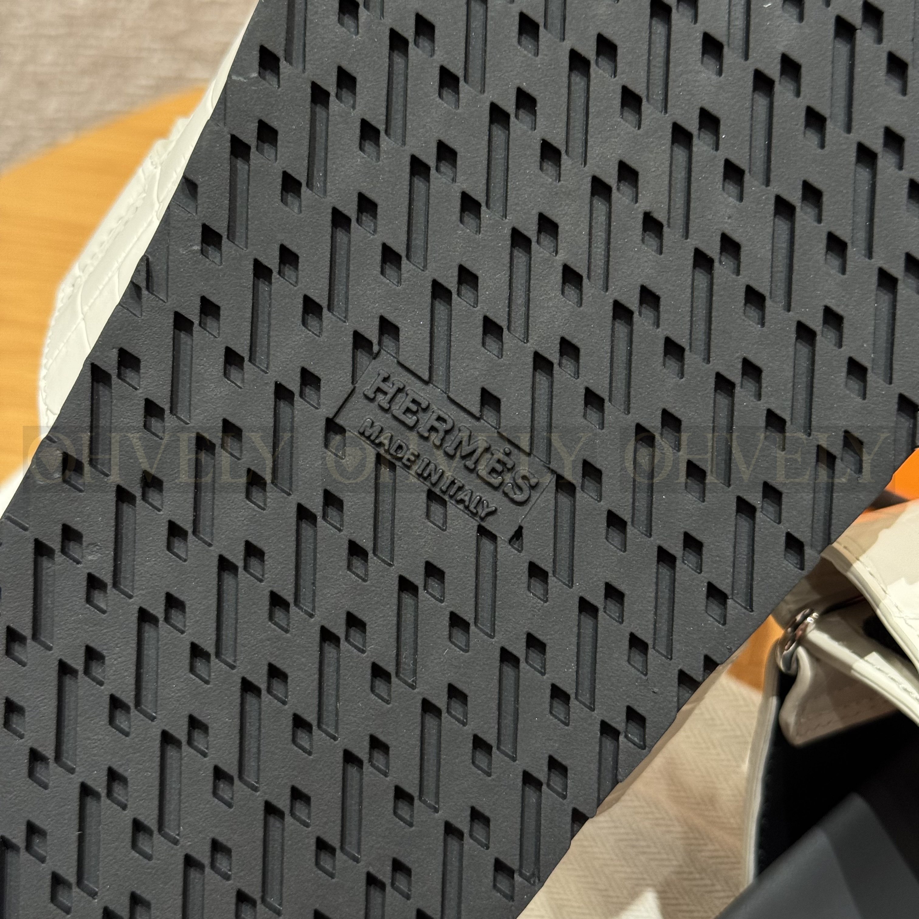 HERMÈS 에르메스 치레 샌들 매트 엘리게이터 & 블랙 로버 솔  (Beton) 상품 썸네일