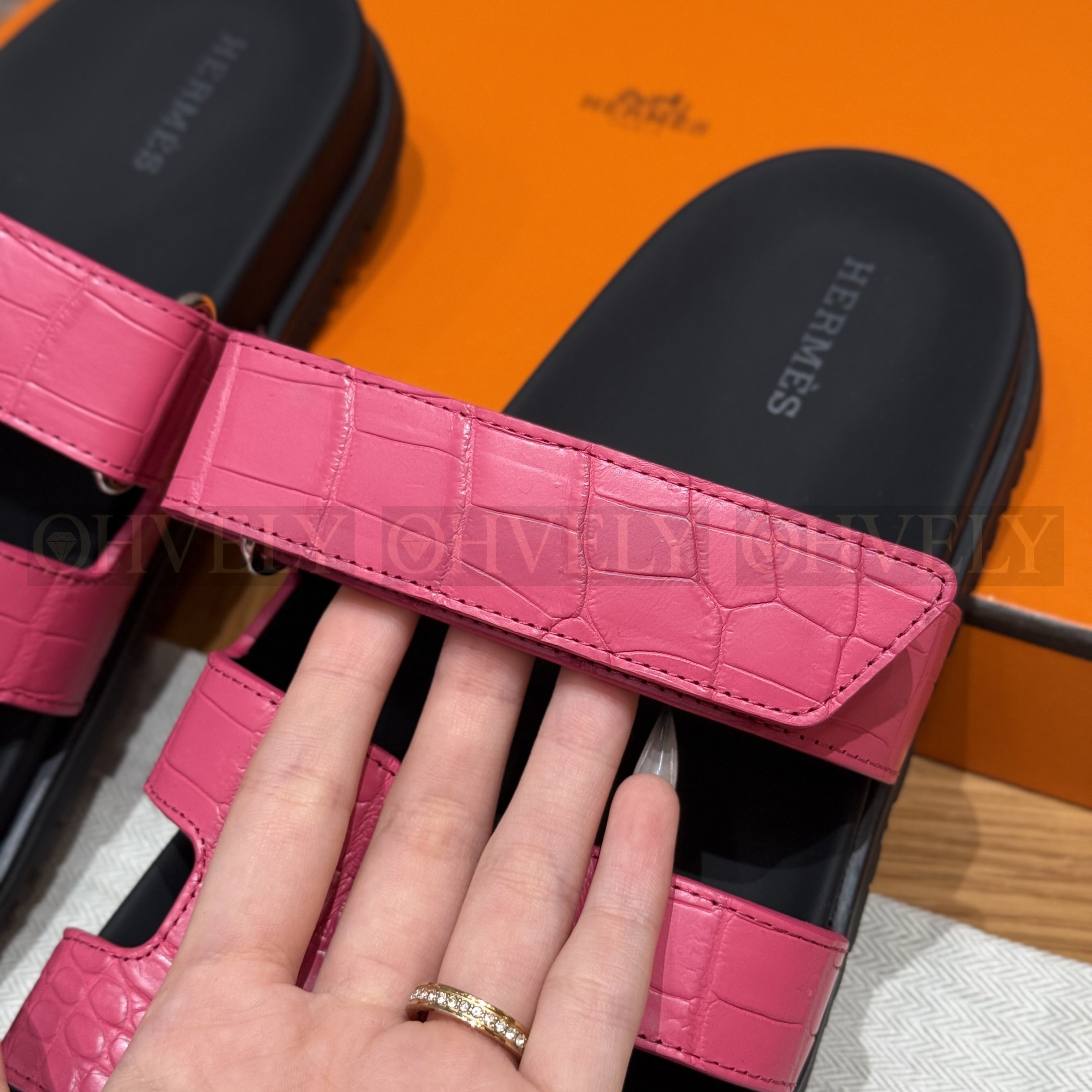 HERMÈS 에르메스 치레 샌들 매트 엘리게이터 & 블랙 로버 솔  (Rose red) 상품 썸네일