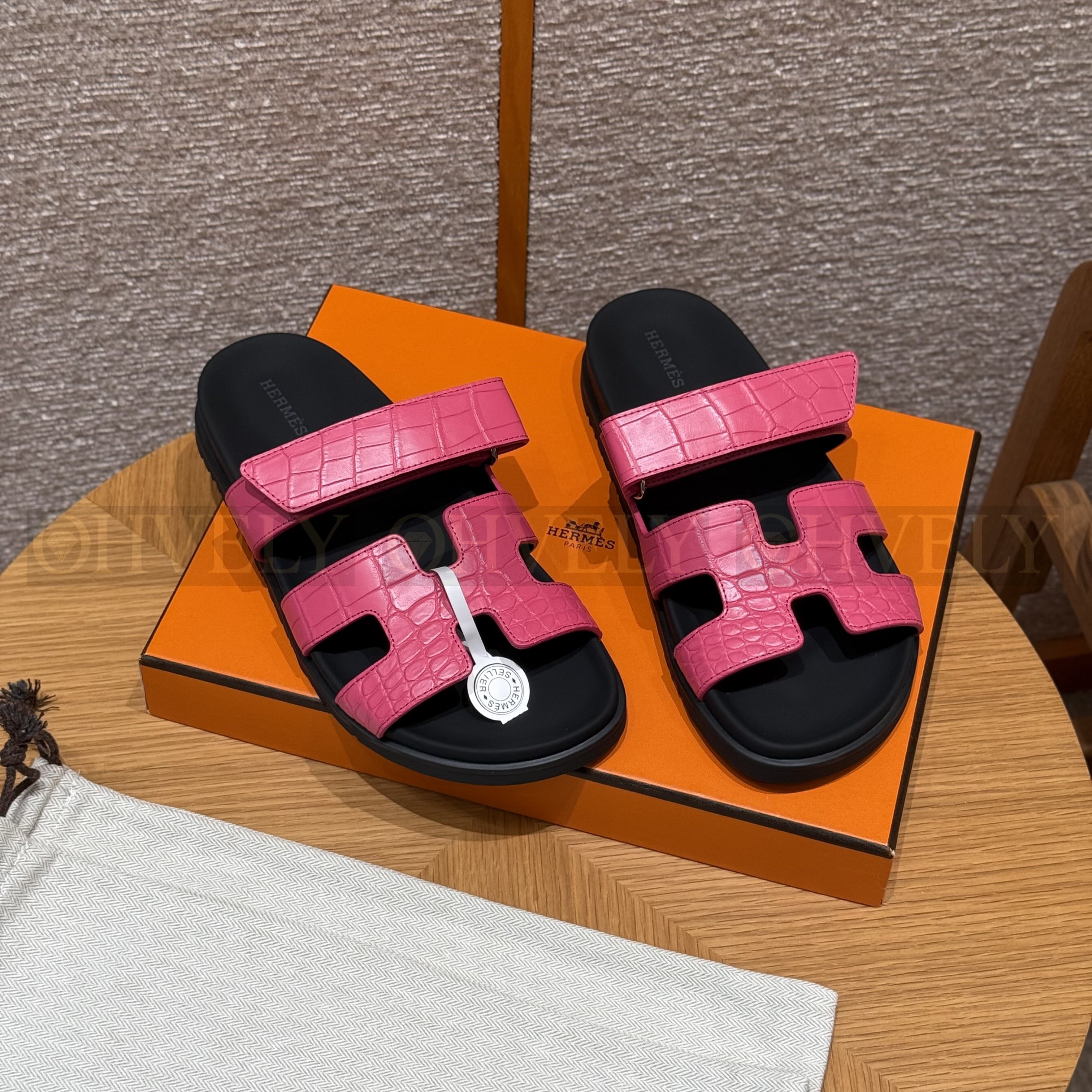 HERMÈS 에르메스 치레 샌들 매트 엘리게이터 & 블랙 로버 솔  (Rose red) 상품 썸네일