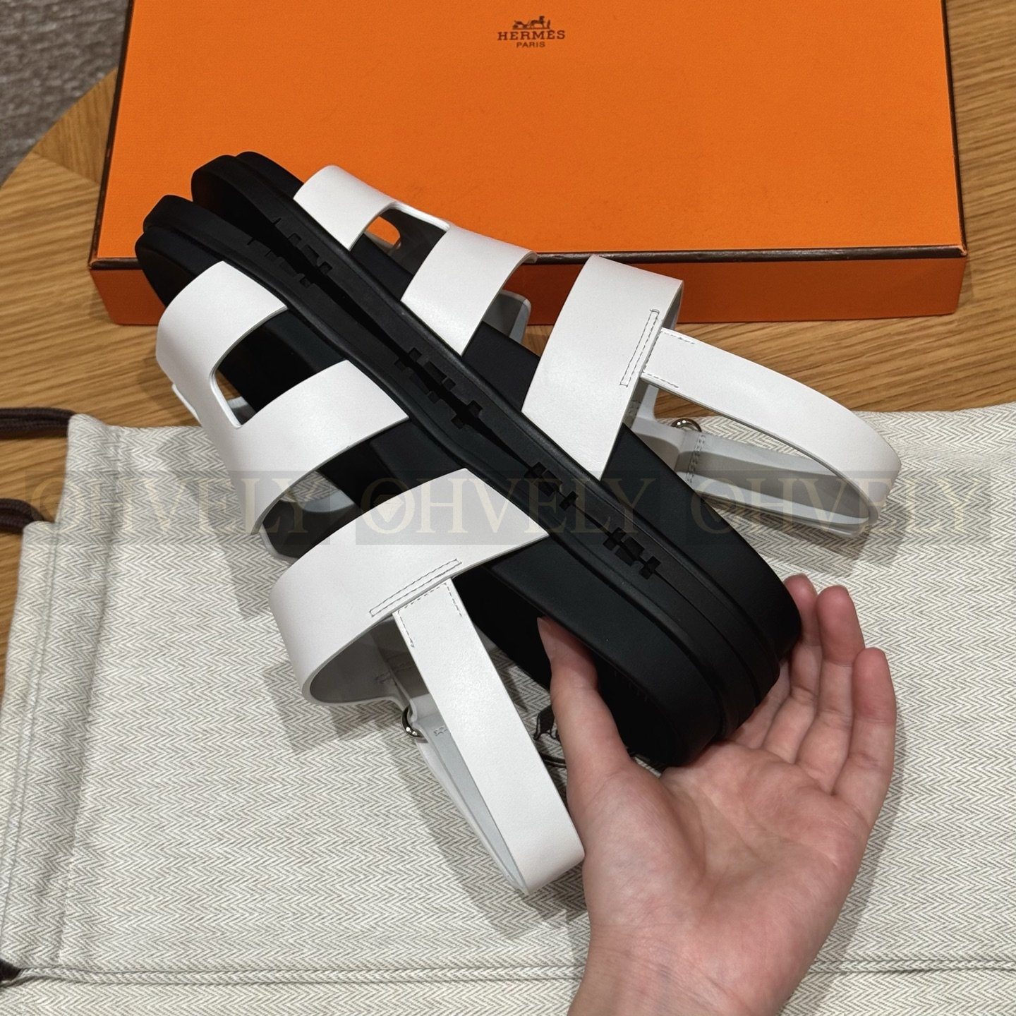 HERMÈS 에르메스 에제리 샌들 카프스킨 & 블랙 로버 솔 (Blanc) 상품 썸네일