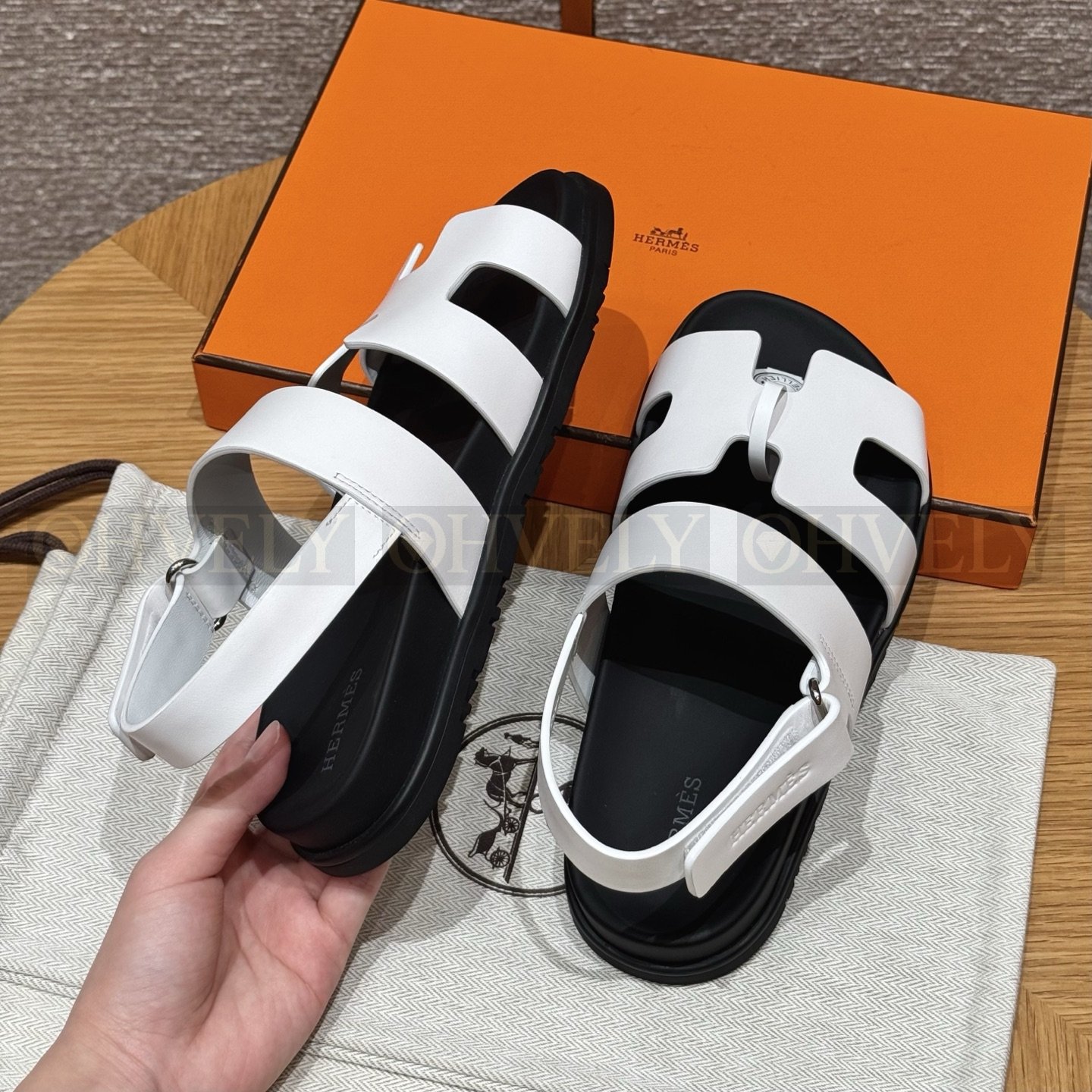HERMÈS 에르메스 에제리 샌들 카프스킨 & 블랙 로버 솔 (Blanc) 상품 썸네일