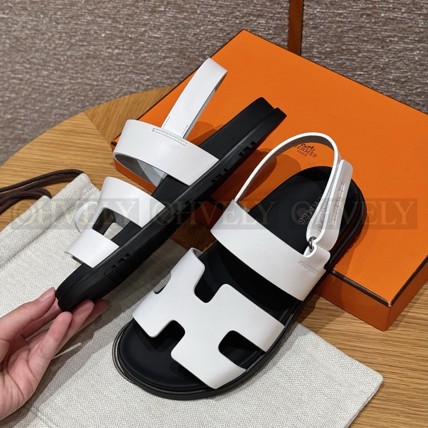 HERMÈS 에르메스 에제리 샌들 카프스킨 & 블랙 로버 솔 (Blanc) 상품 썸네일