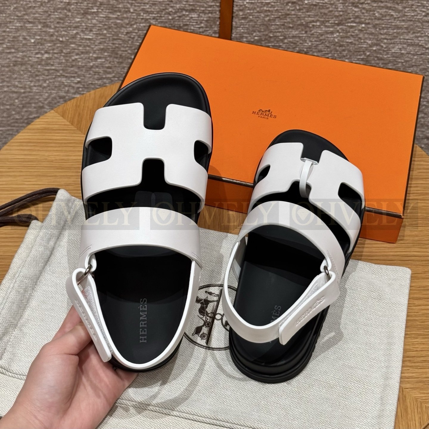 HERMÈS 에르메스 에제리 샌들 카프스킨 & 블랙 로버 솔 (Blanc) 상품 썸네일