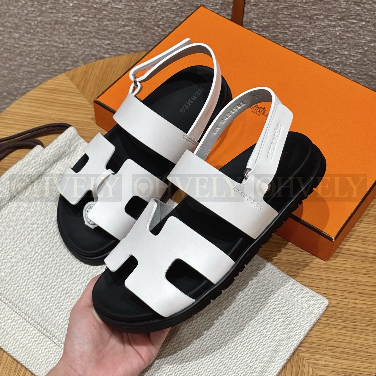 HERMÈS 에르메스 에제리 샌들 카프스킨 & 블랙 로버 솔 (Blanc) 상품 썸네일