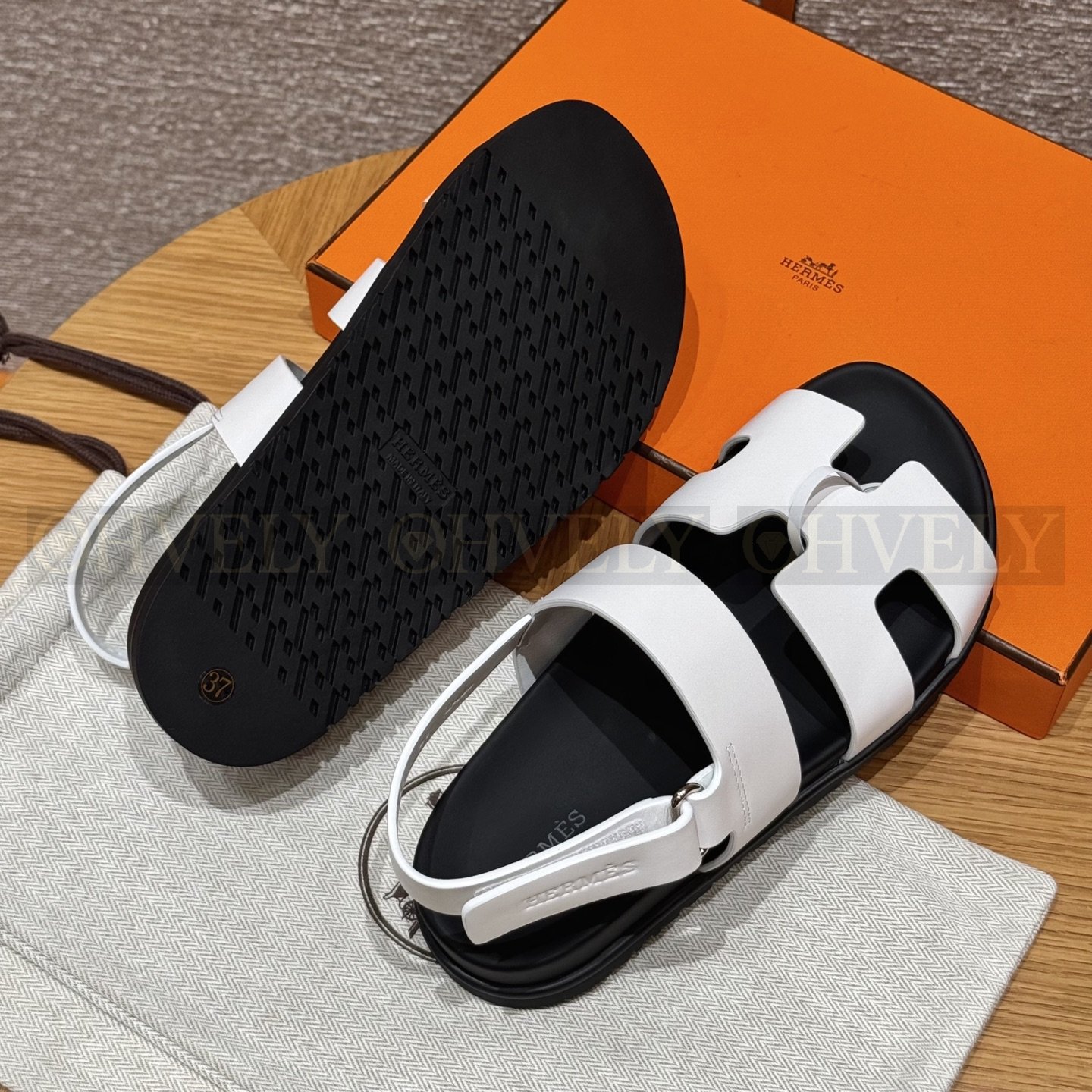 HERMÈS 에르메스 에제리 샌들 카프스킨 & 블랙 로버 솔 (Blanc) 상품 썸네일