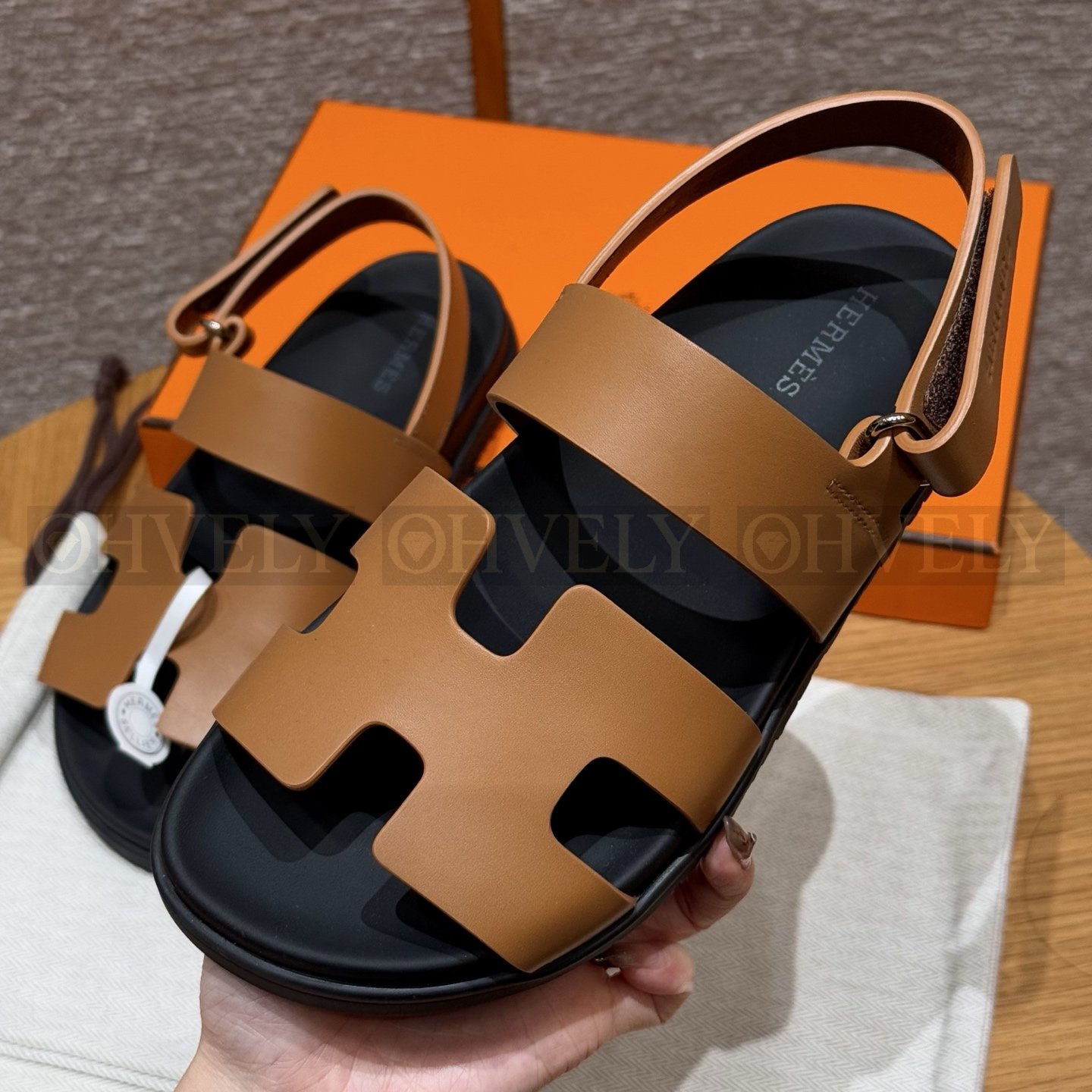 HERMÈS 에르메스 에제리 샌들 카프스킨 & 블랙 로버 솔 (Naturel) 상품 썸네일