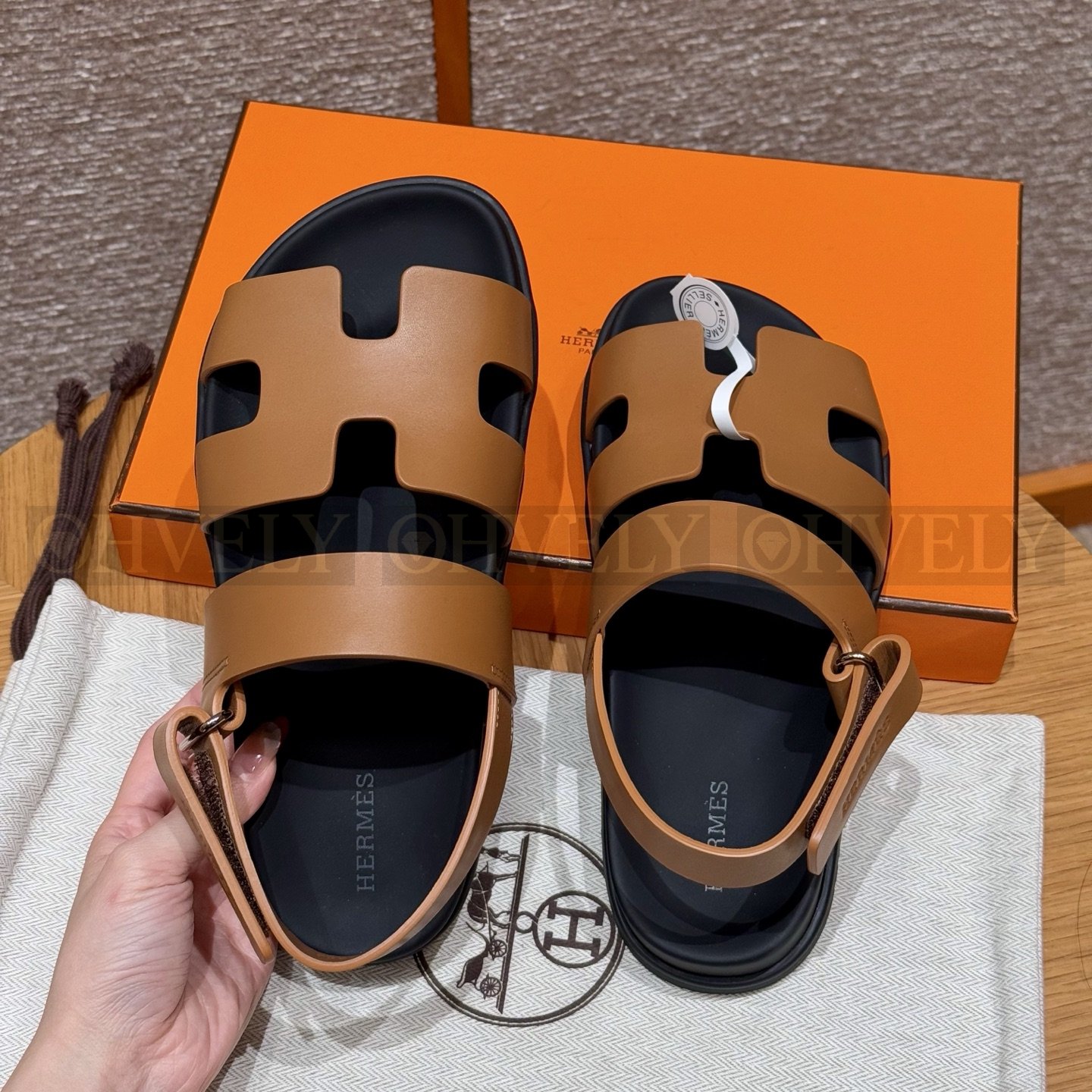 HERMÈS 에르메스 에제리 샌들 카프스킨 & 블랙 로버 솔 (Naturel) 상품 썸네일
